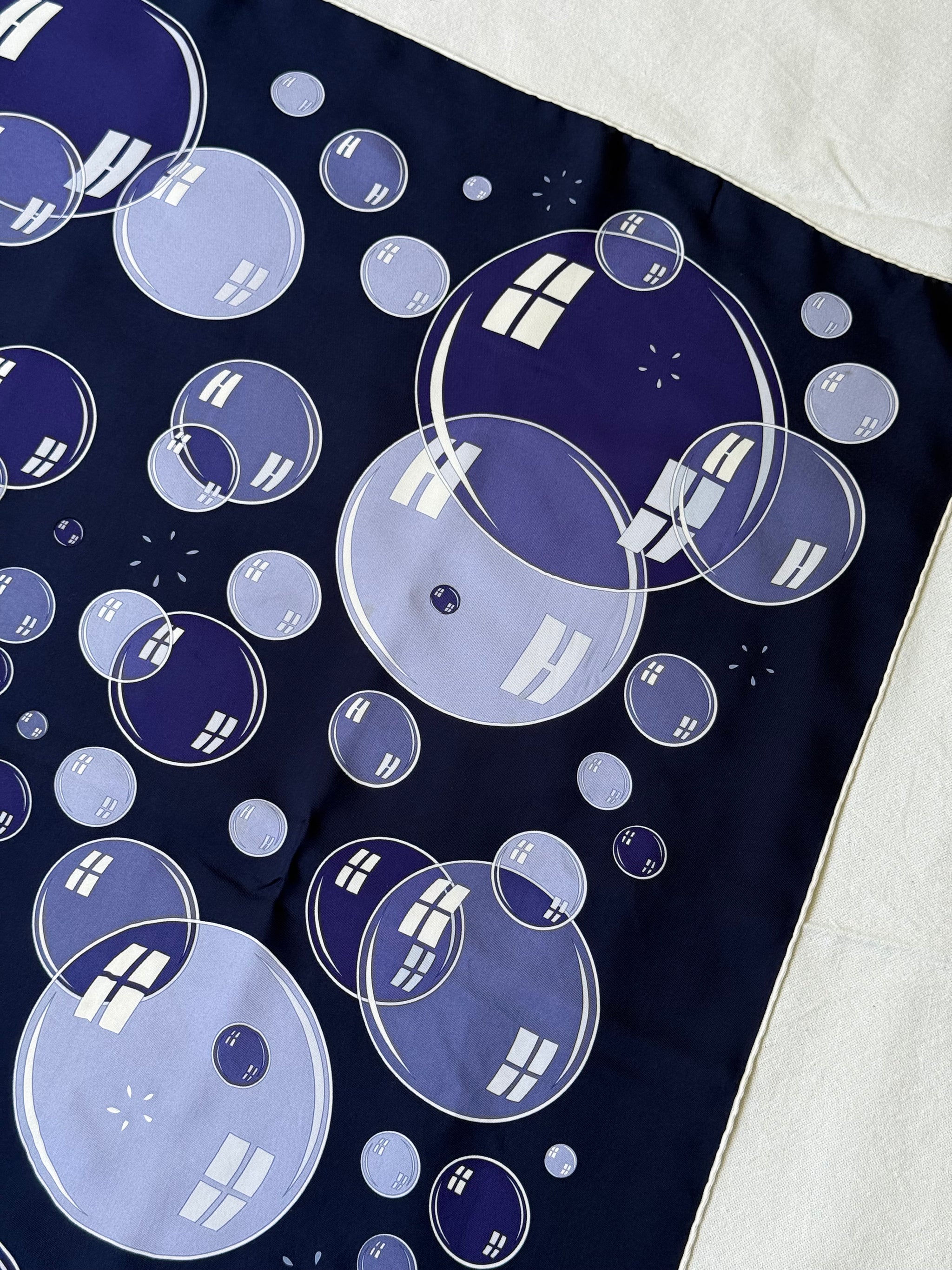 Foulard Hermès – Modèle Bal de Bulles