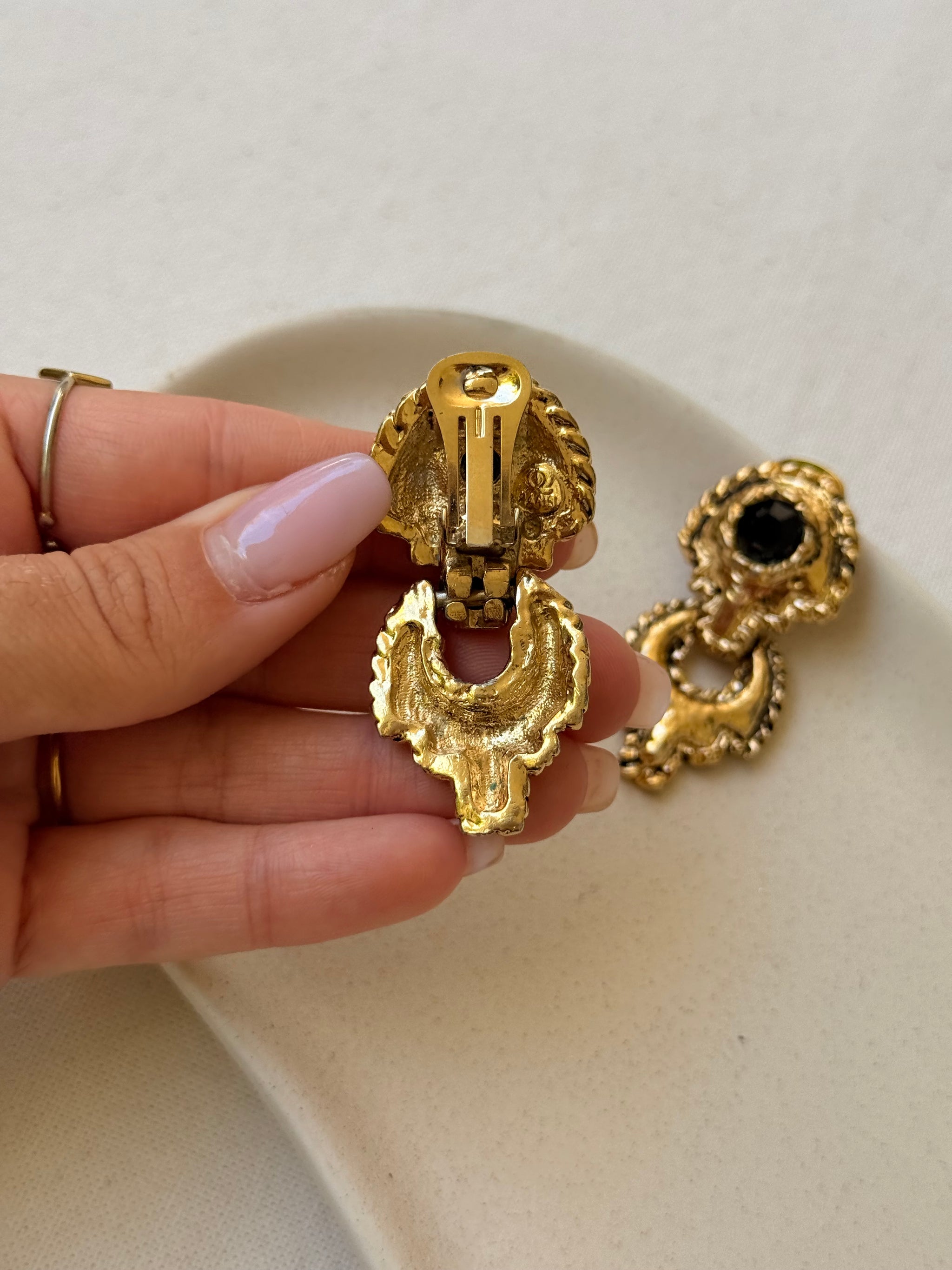 Boucles d’oreilles vintage - Pendantes design baroque et strass noir
