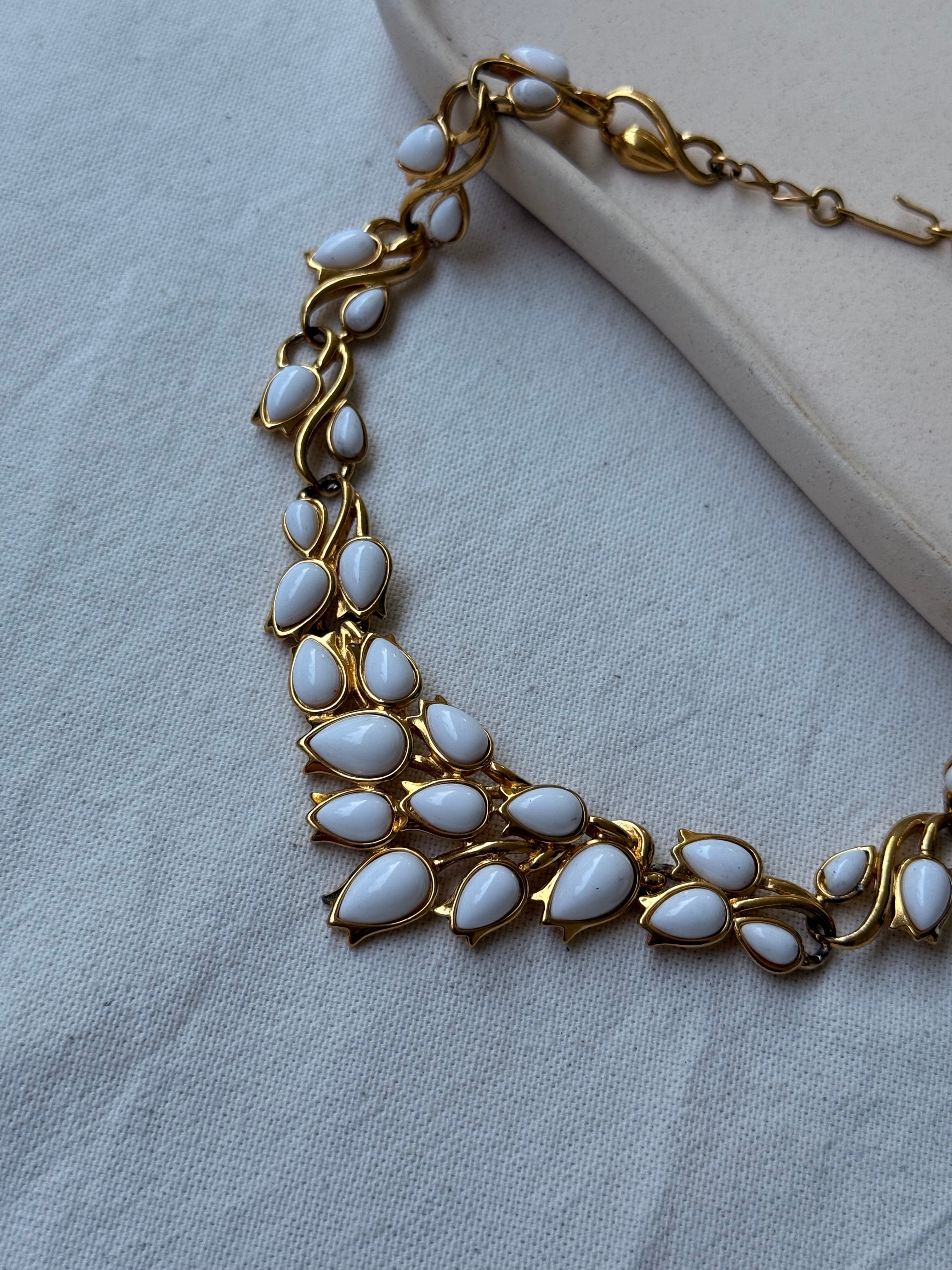 Collier Trifari vintage - Feuillage cabochons blancs