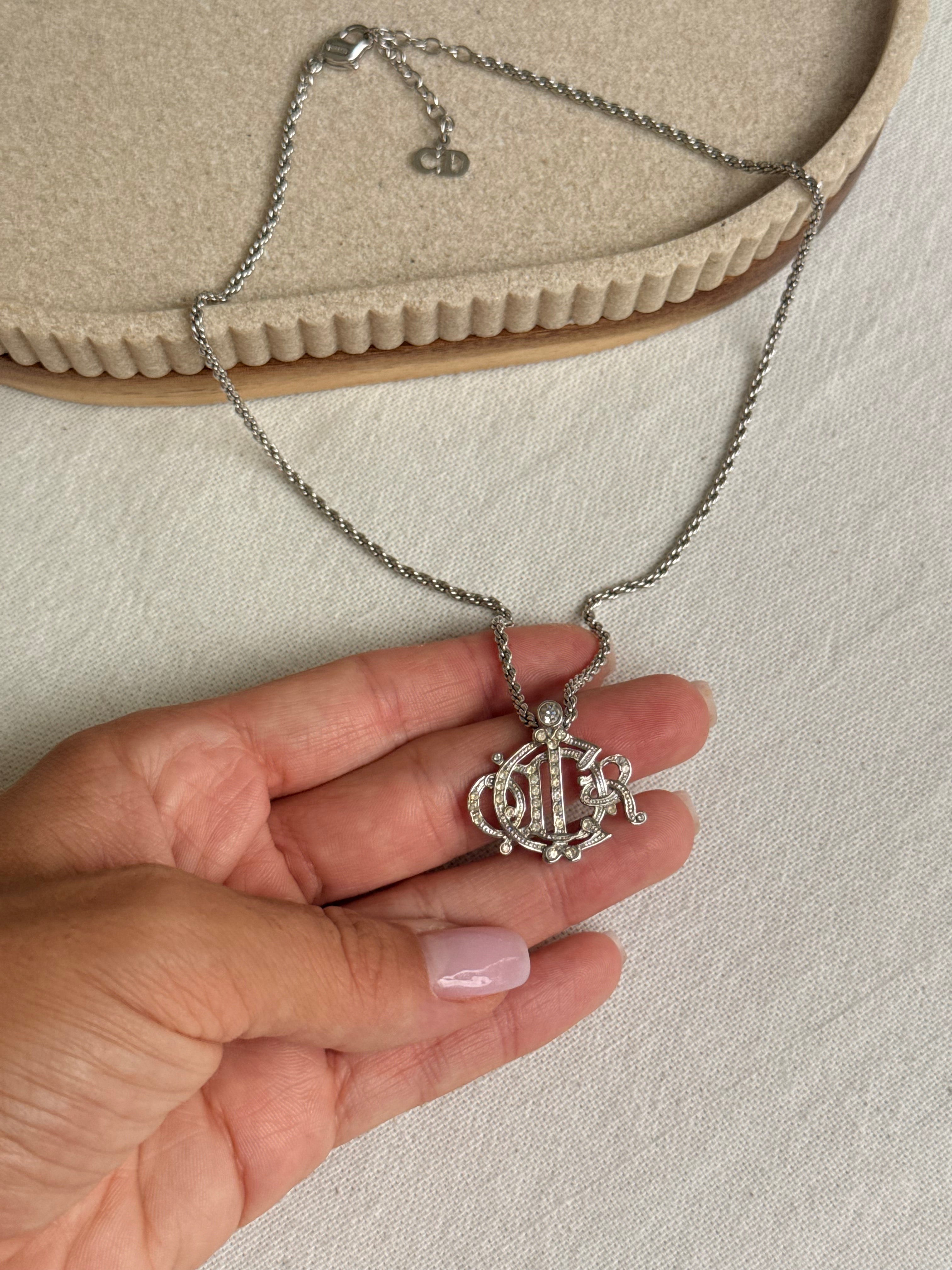 Collier Christian Dior vintage - Médaillon inscription Dior argenté