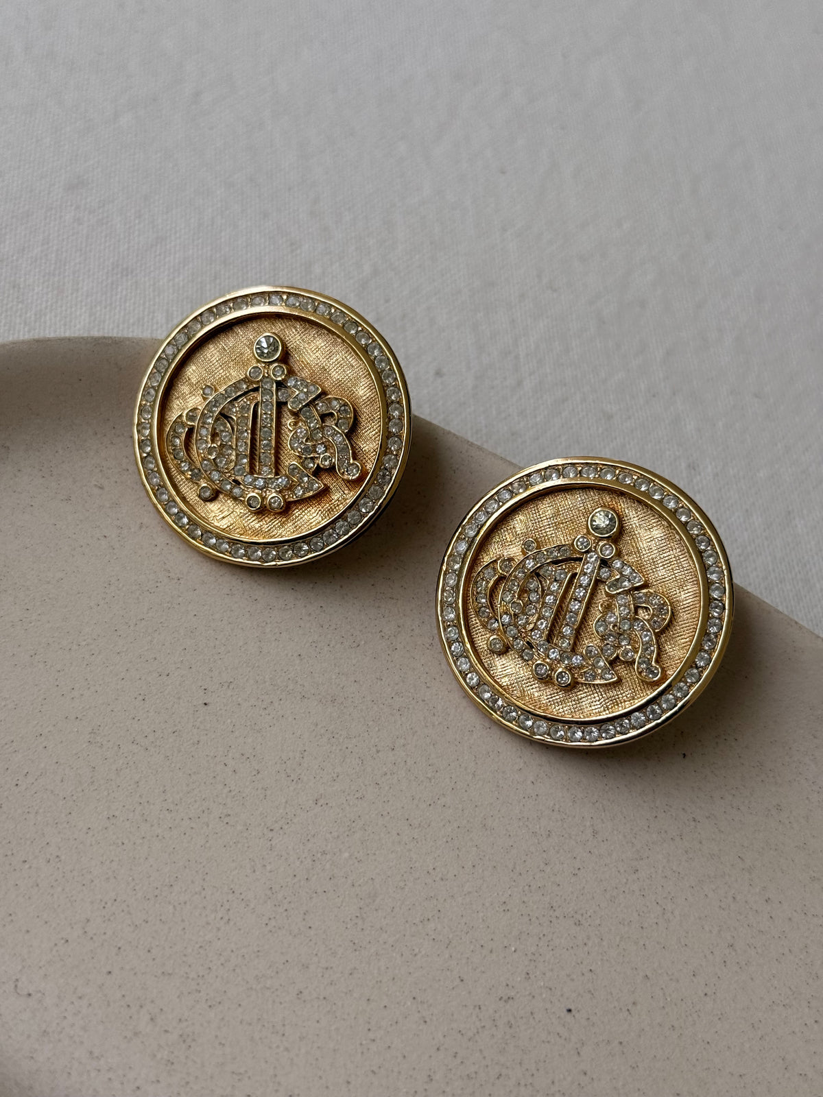 Boucles d’oreilles Christian Dior vintage - Logo orné de strass