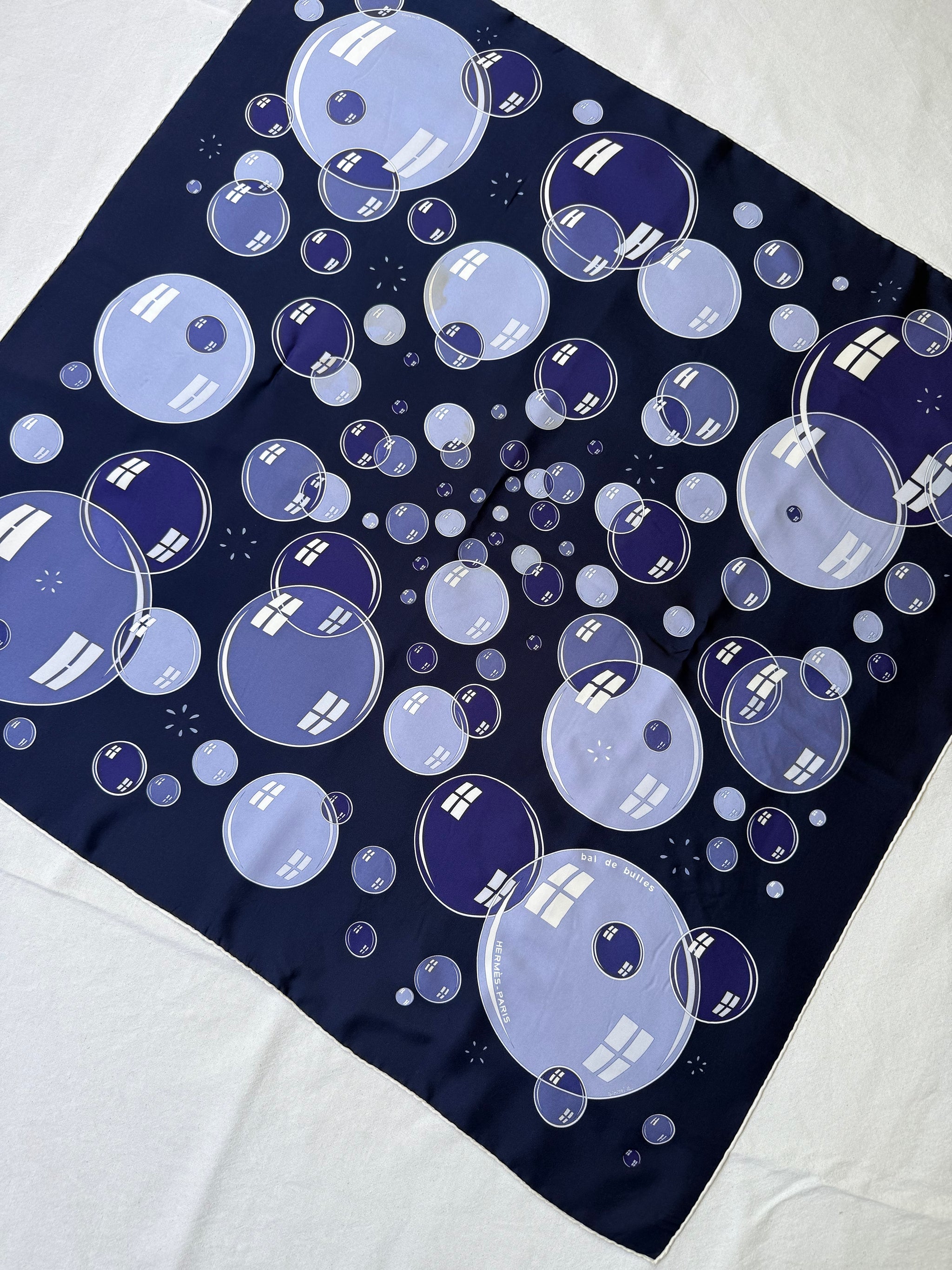 Foulard Hermès – Modèle Bal de Bulles
