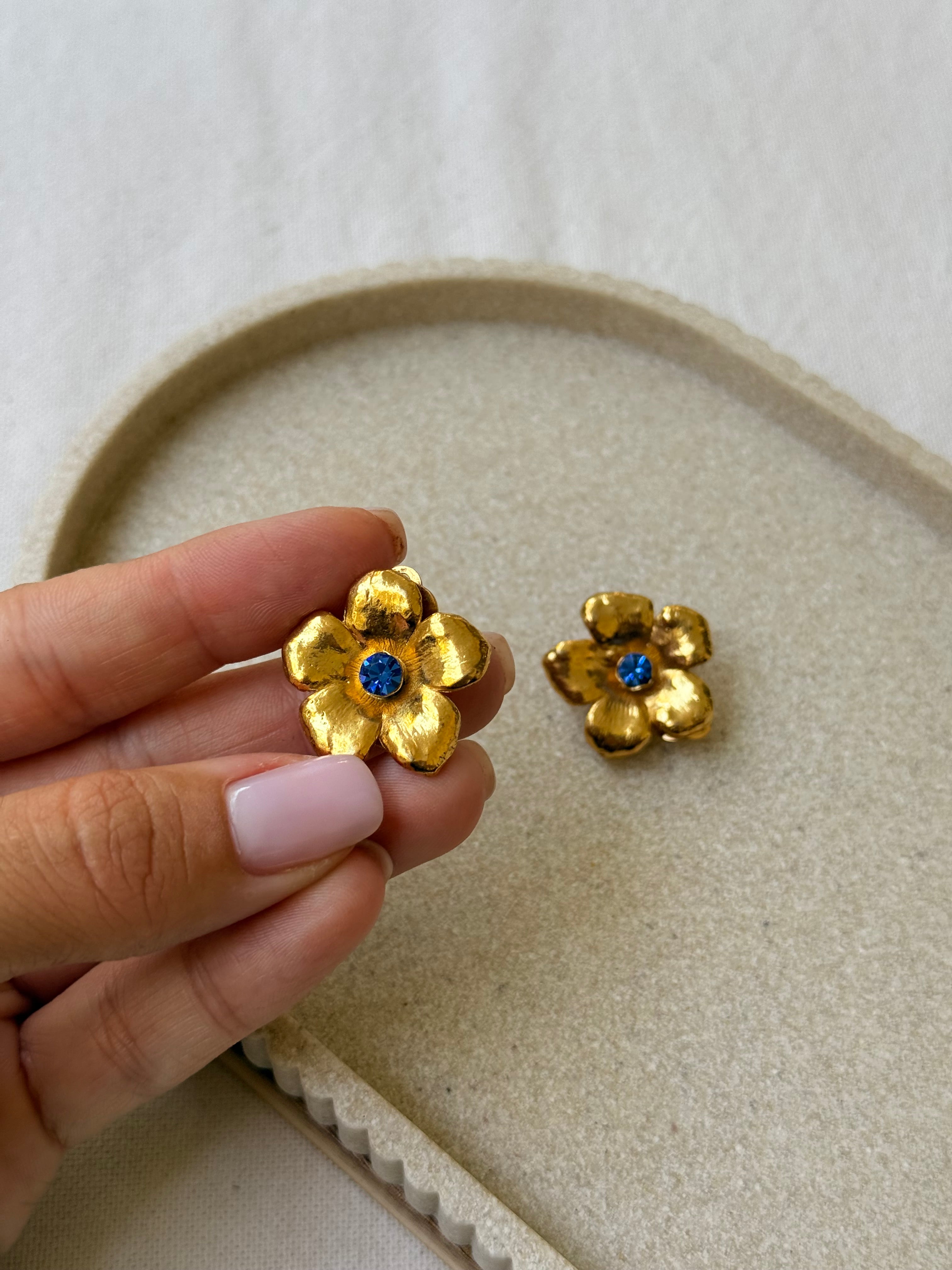 Boucles d’oreilles YSL vintage - Fleurs dorées et strass bleu