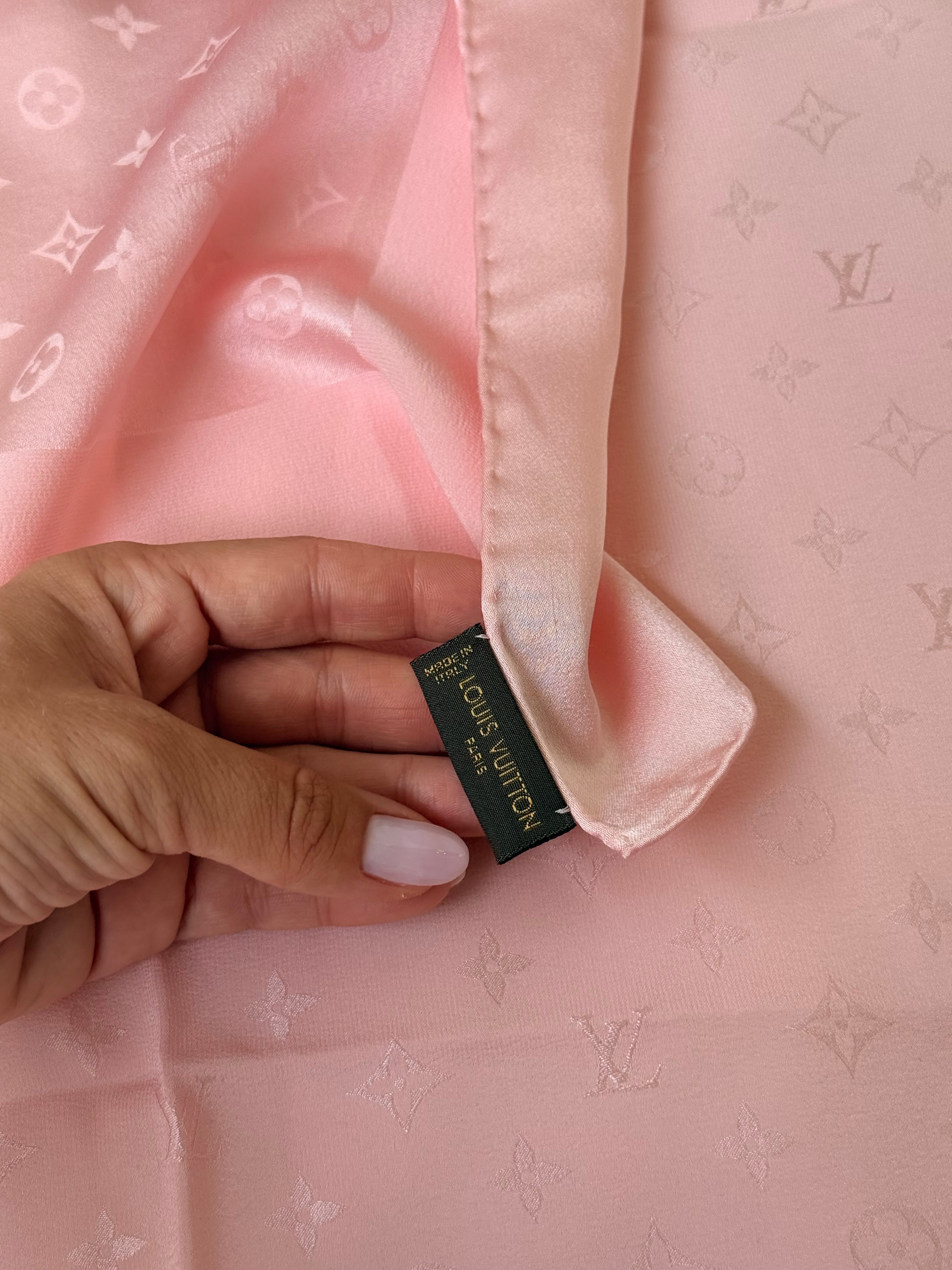 Foulard Louis Vuitton – Motifs monogramme rose