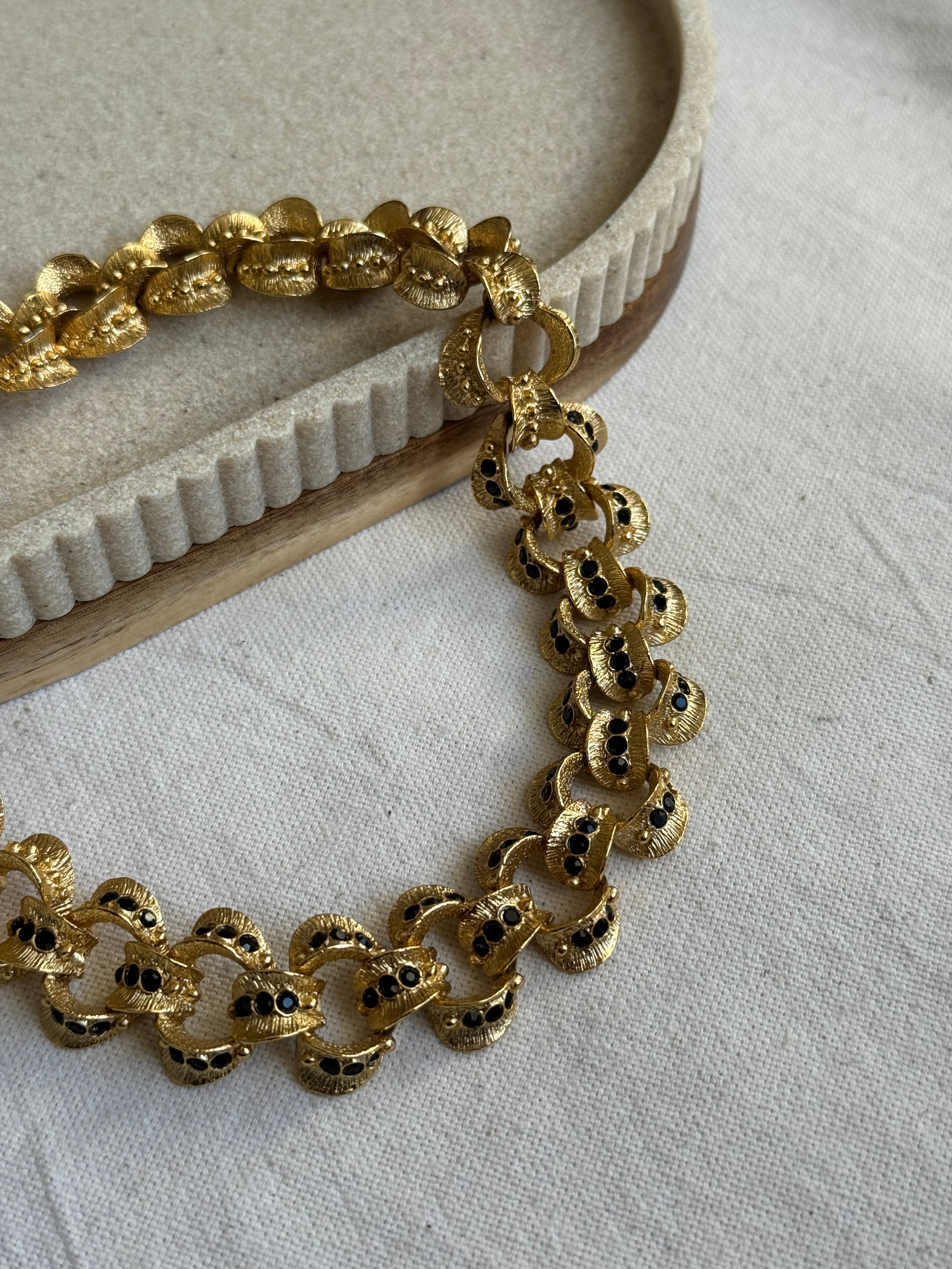 Collier doré vintage - Maillons texturés et strass noirs