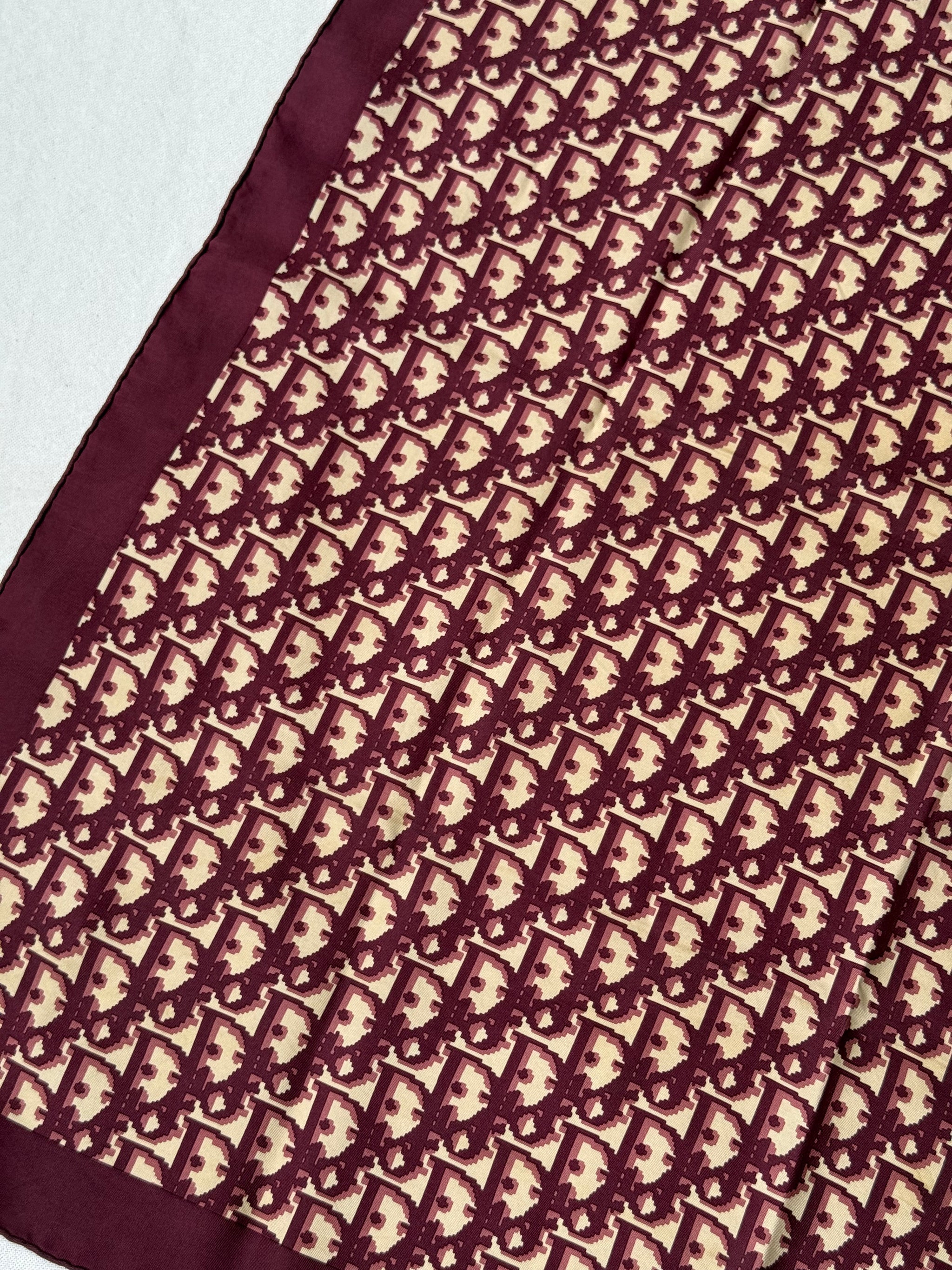Foulard Christian Dior – Modèle monogramme bordeaux