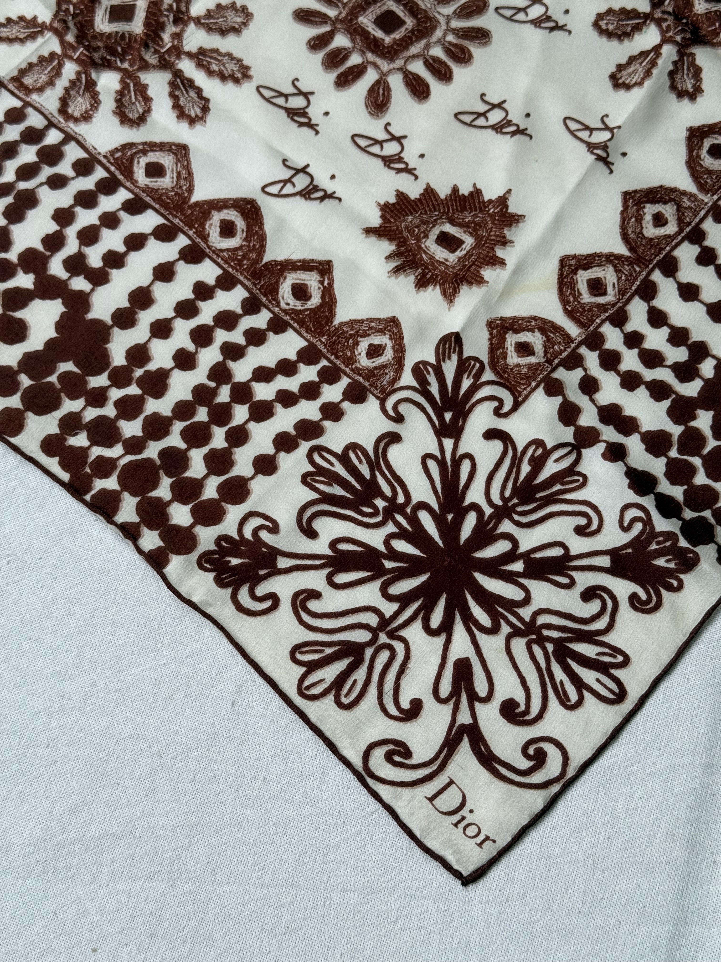 Foulard Christian Dior vintage – Motifs brodés esprit bandana