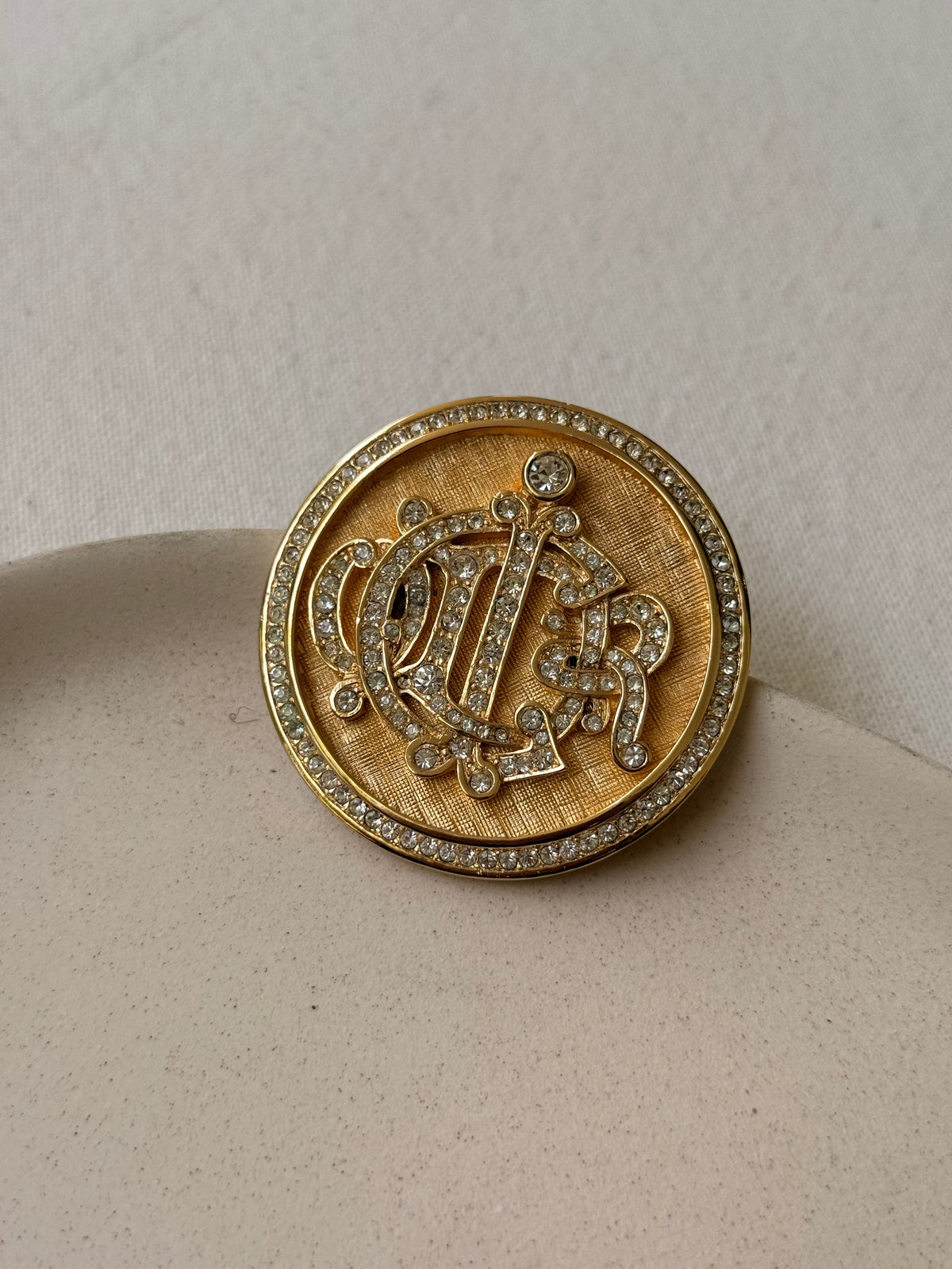 Broche Christian Dior vintage - Logo doré orné de strass