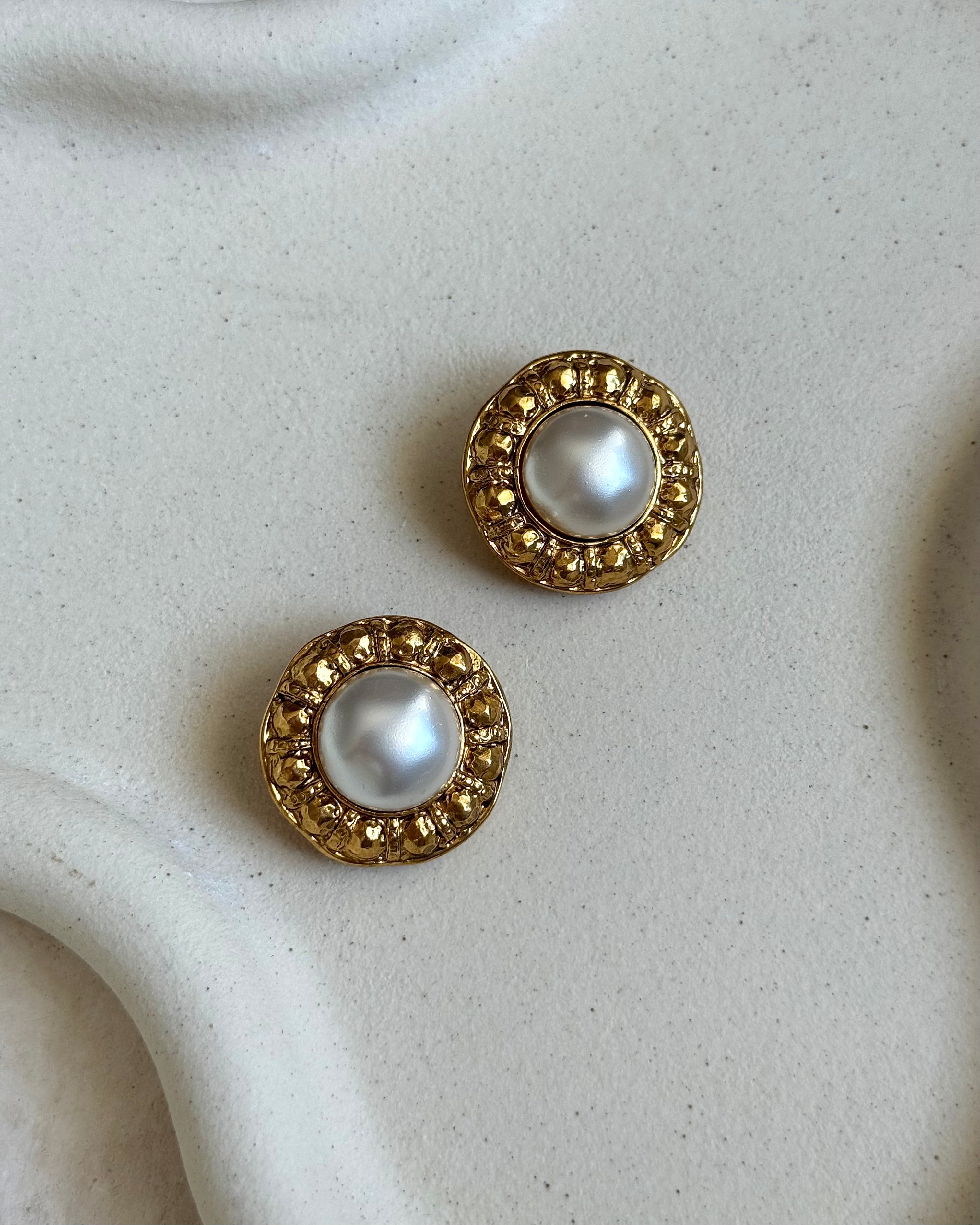 Boucles d’oreilles vintage Chanel - Perles fantaisie et monture dorée