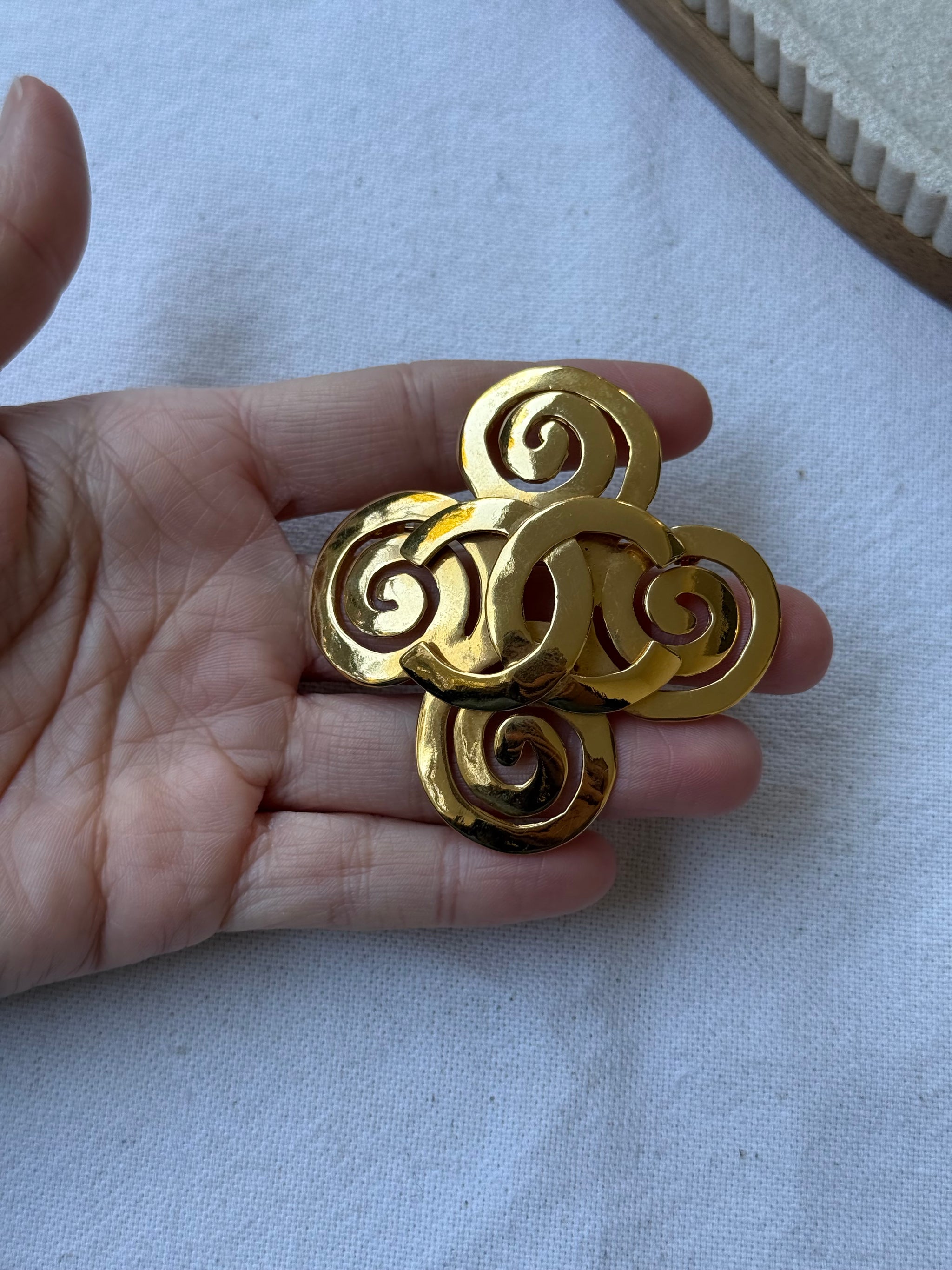 Broche Chanel vintage - Spirale dorée et CC