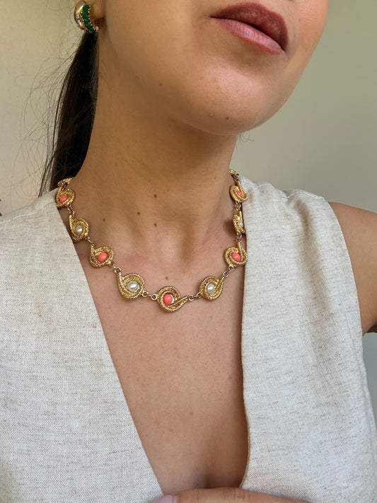 Collier doré vintage - Maillons ornés de perles et cabochons corail