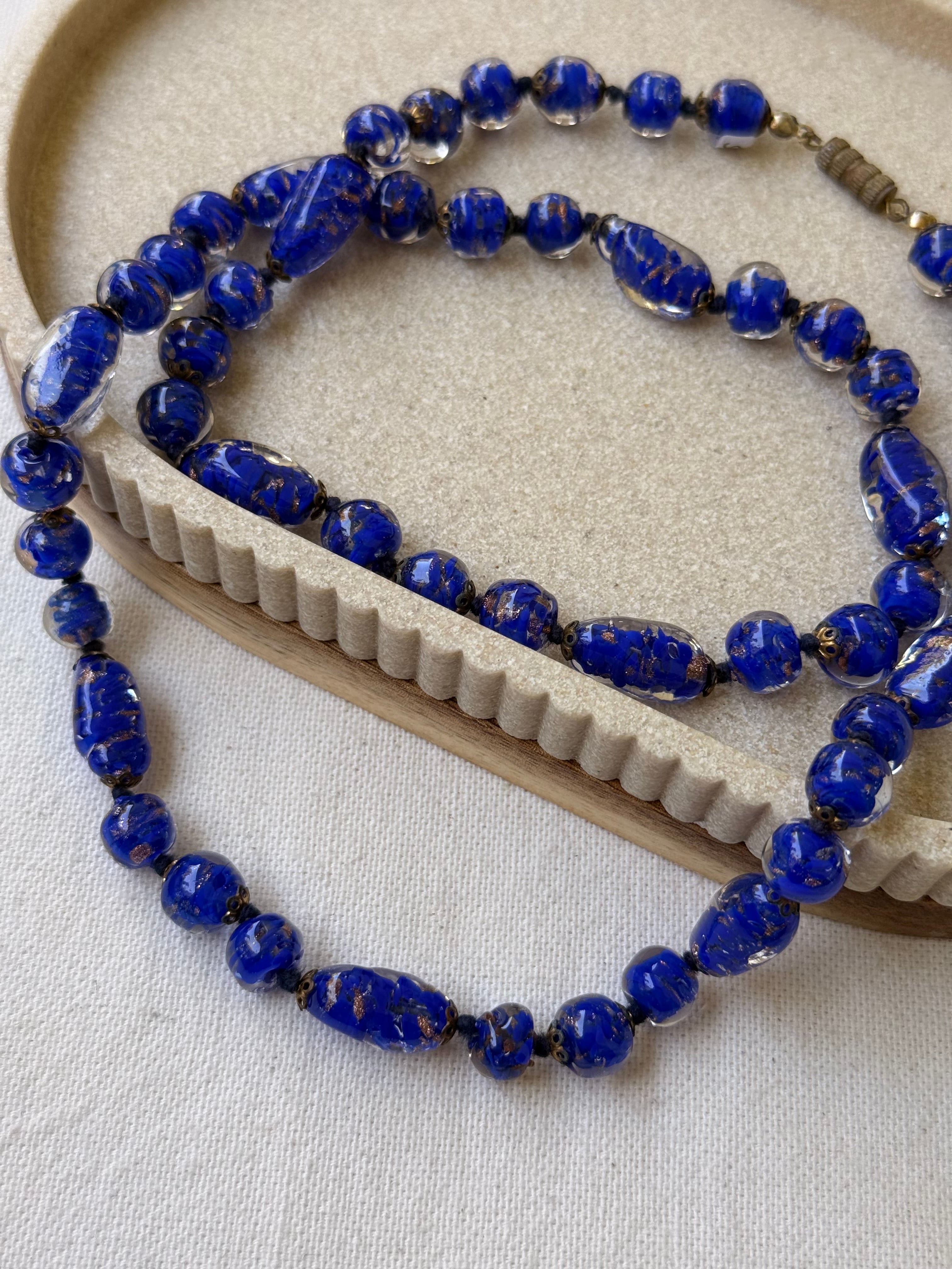 Collier vintage - En pâte de verre bleu roi