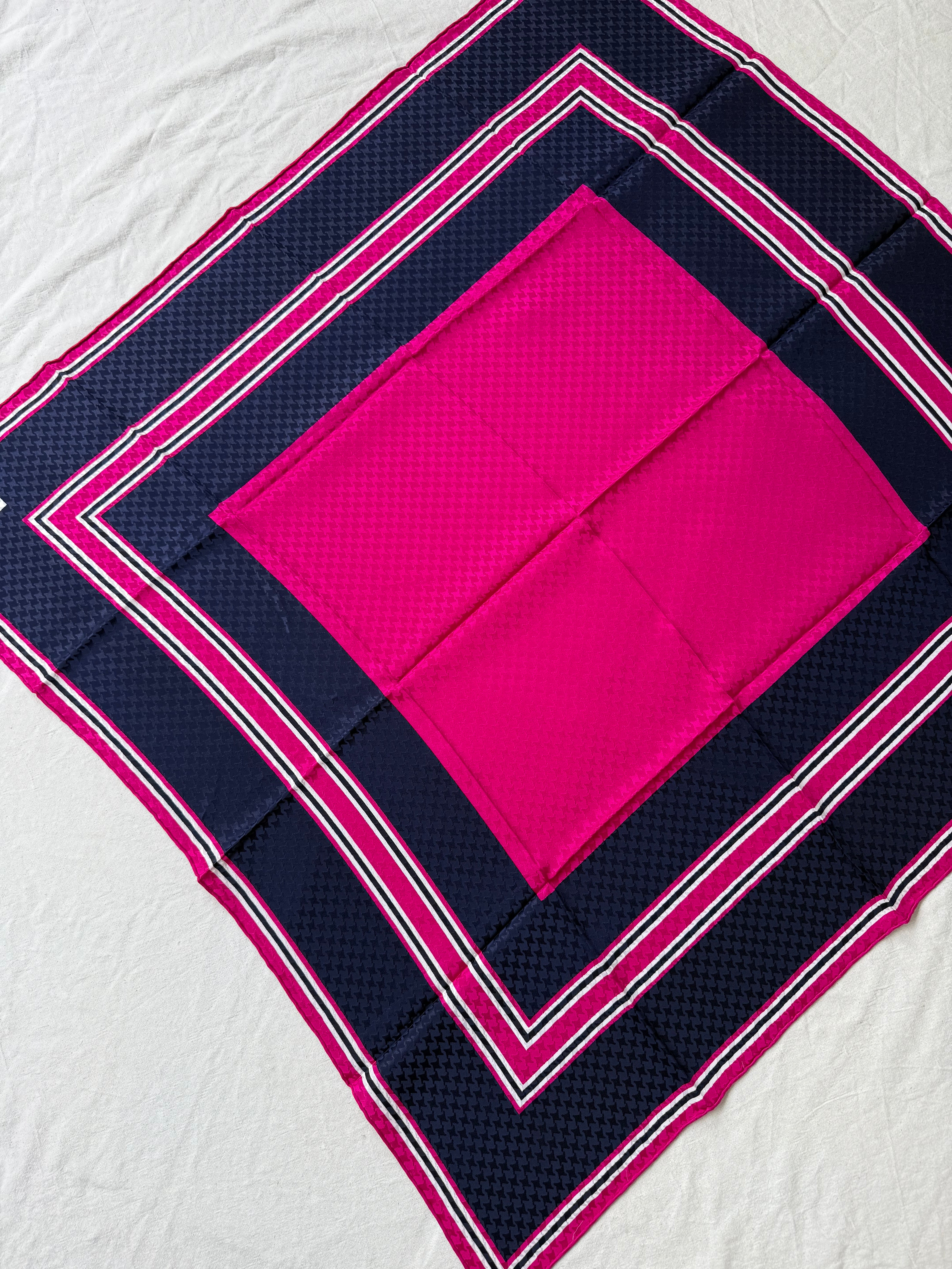 Foulard Yves Saint Laurent – Motifs graphiques