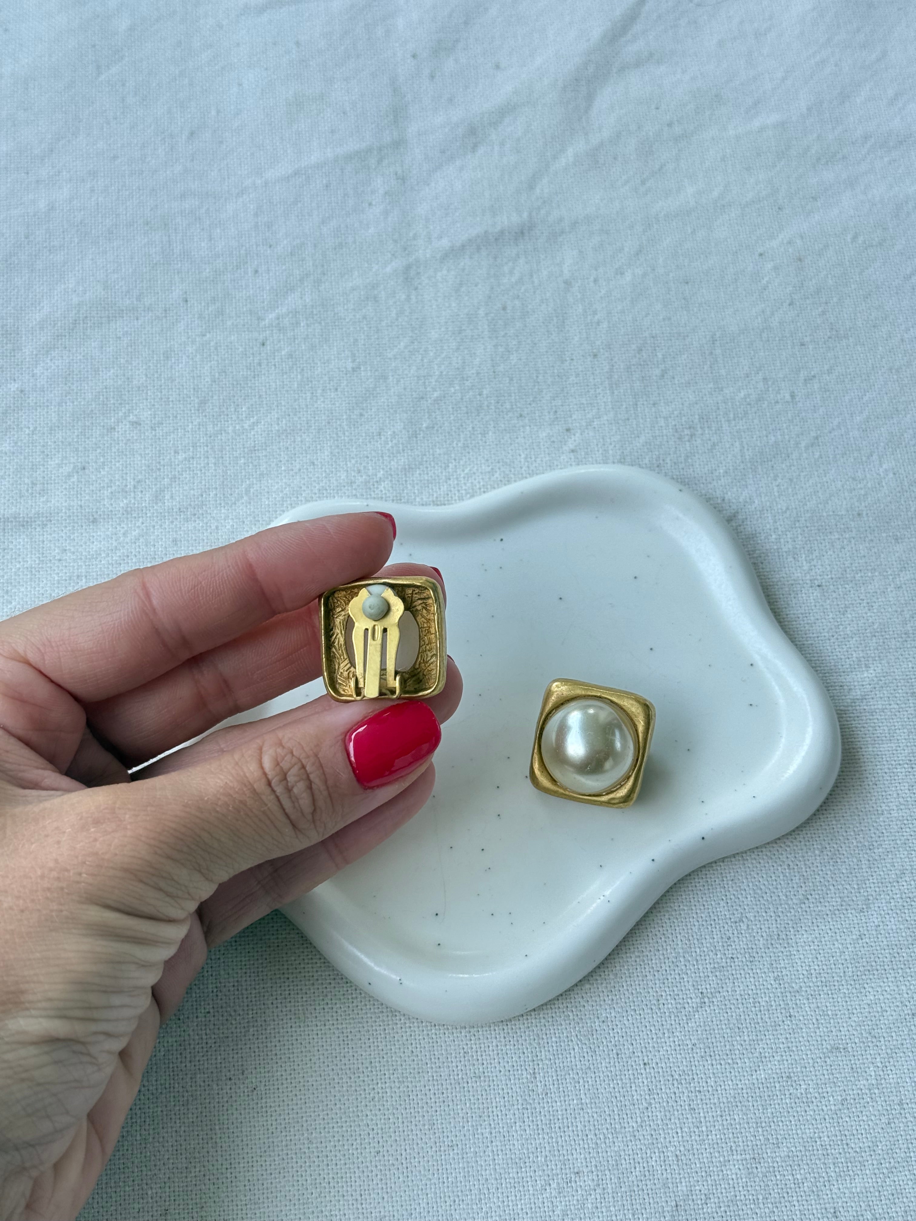 Boucles d’oreilles vintage - Monture carrée dorée et perle fantaisie