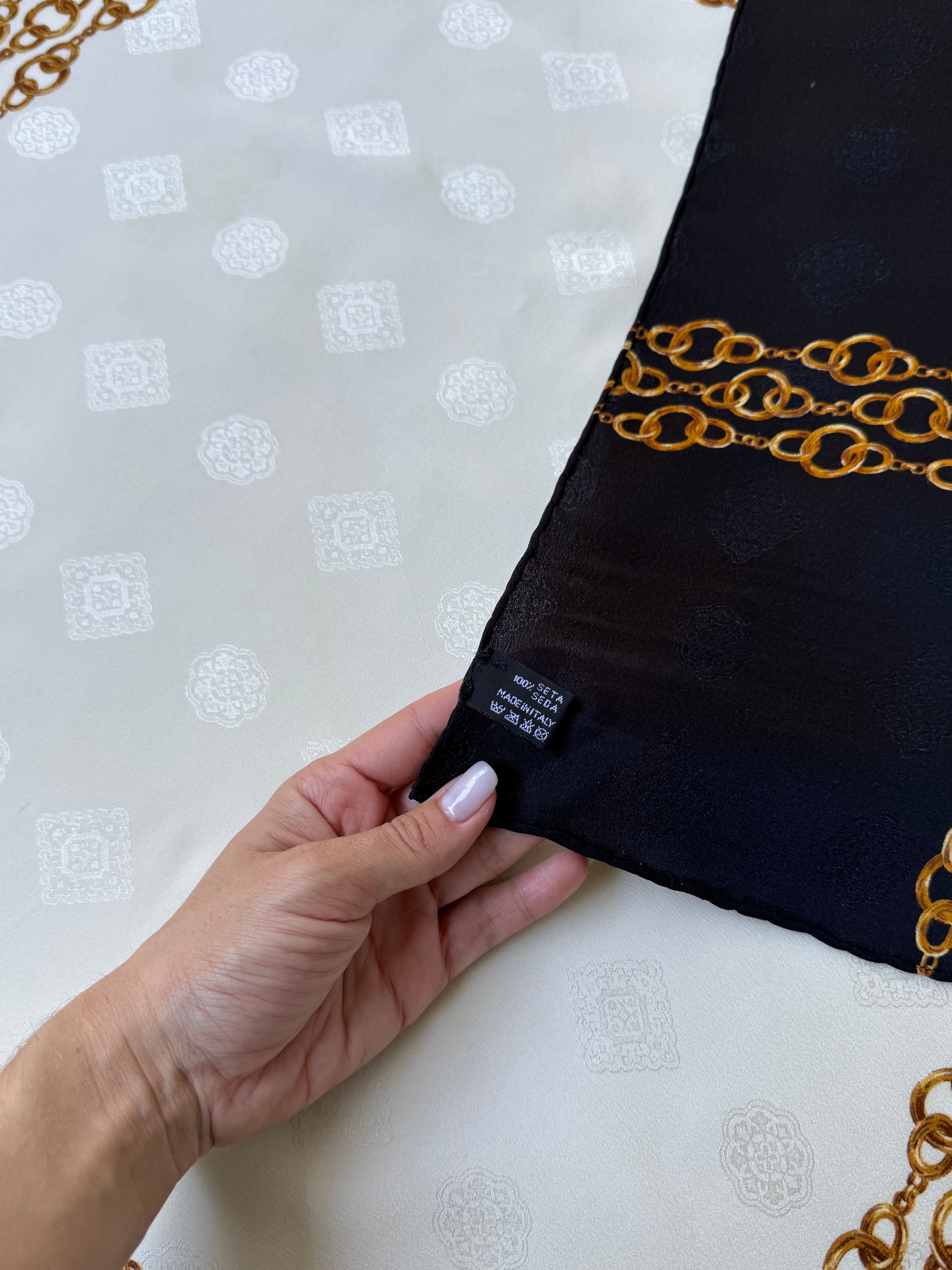 Foulard Chanel - Modèle noir et blanc avec chaînes dorées