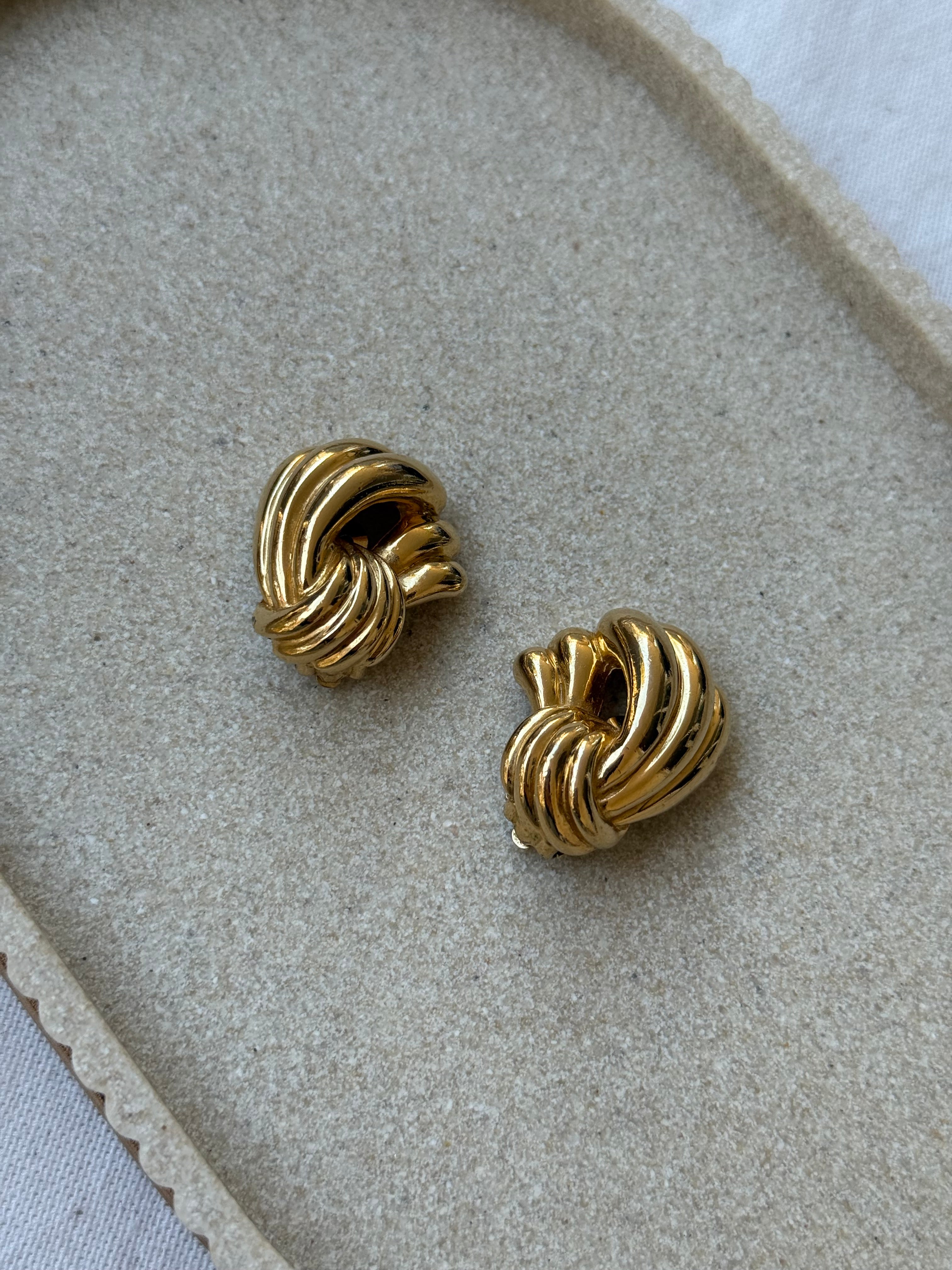 Boucles d’oreilles Ciner vintage - Noeud sculpté doré
