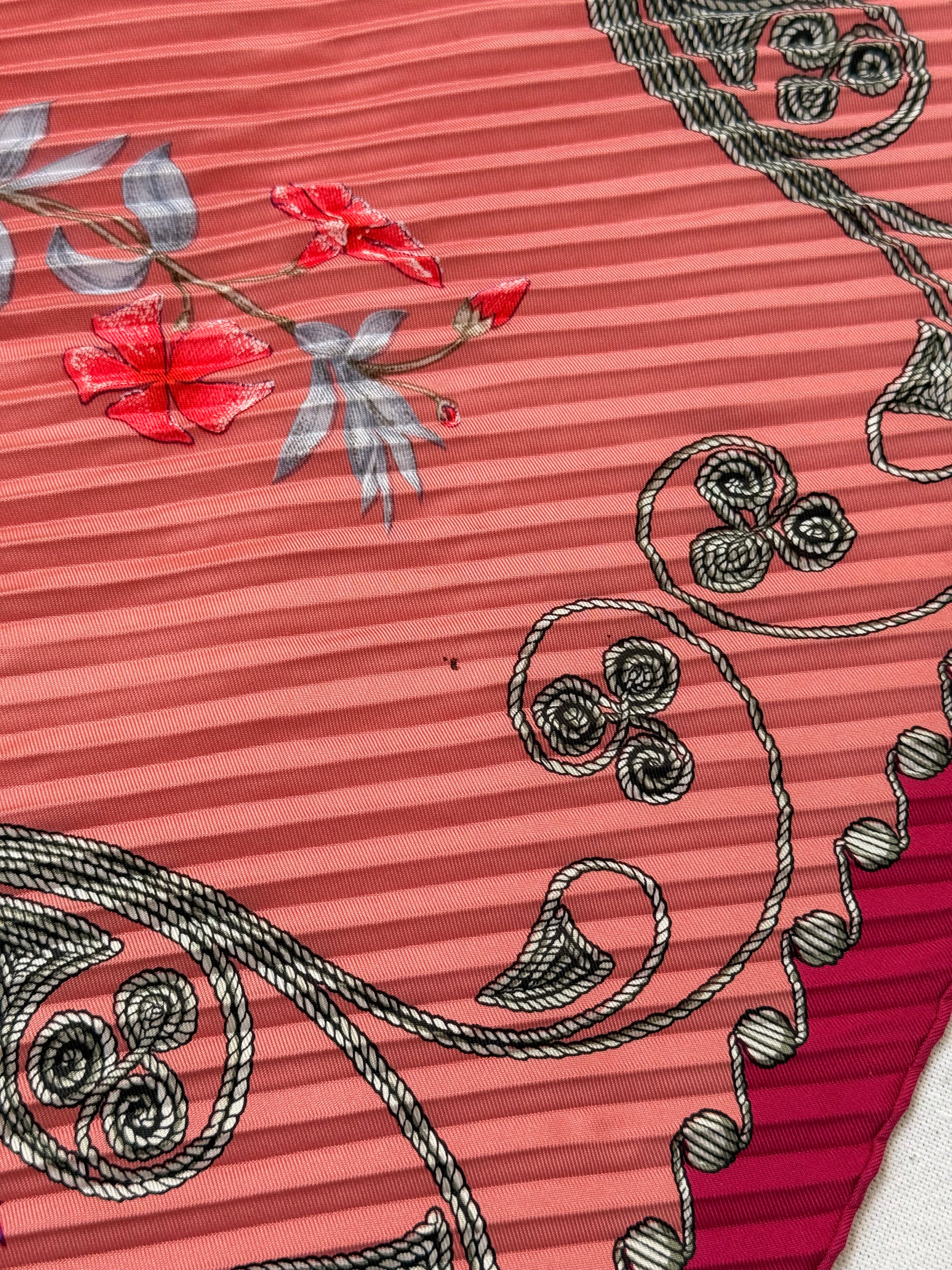 Foulard Hermès plissé – Modèle Arabesques