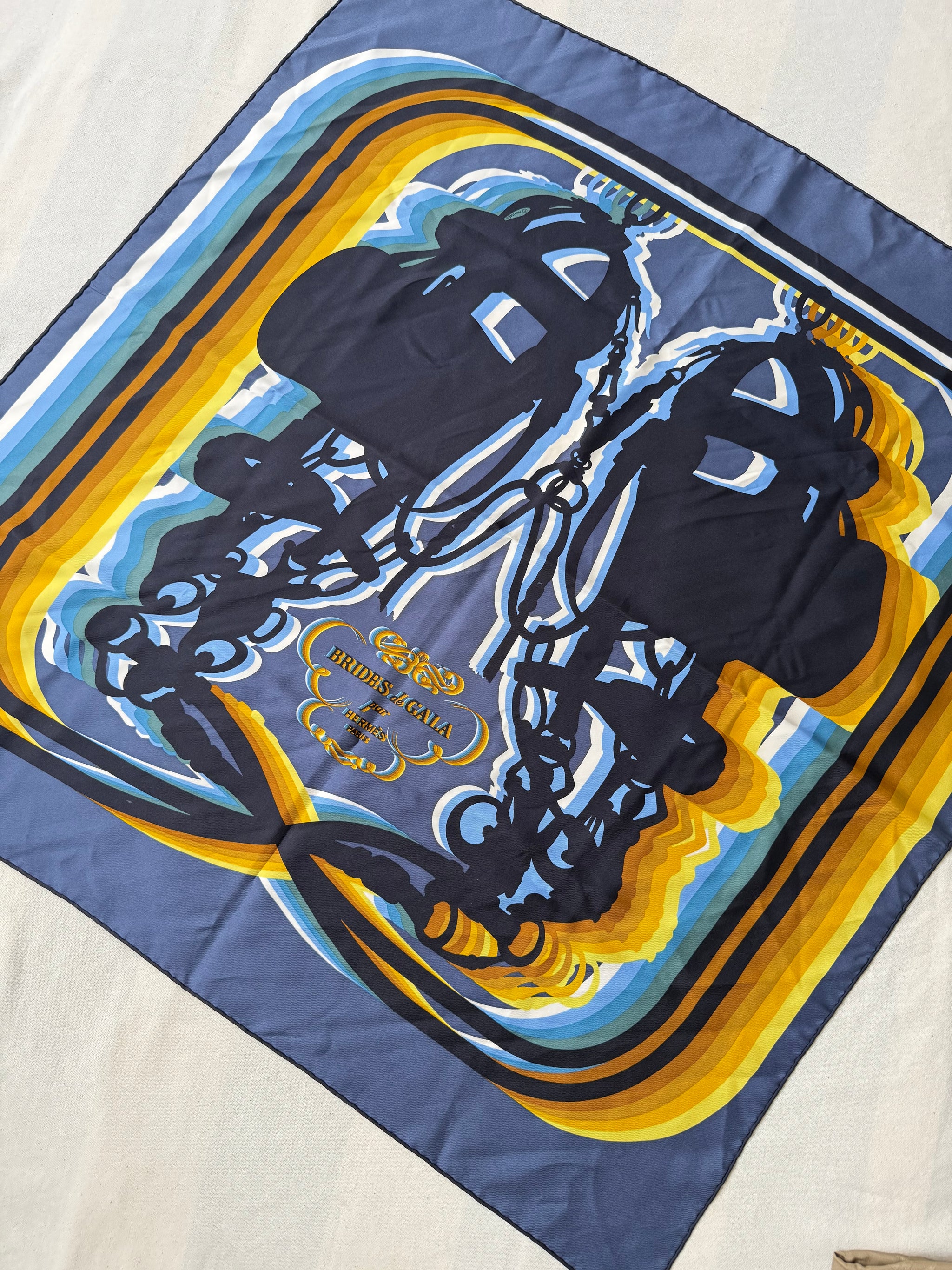 Foulard Hermès – modèle Bride de Gala Shadow