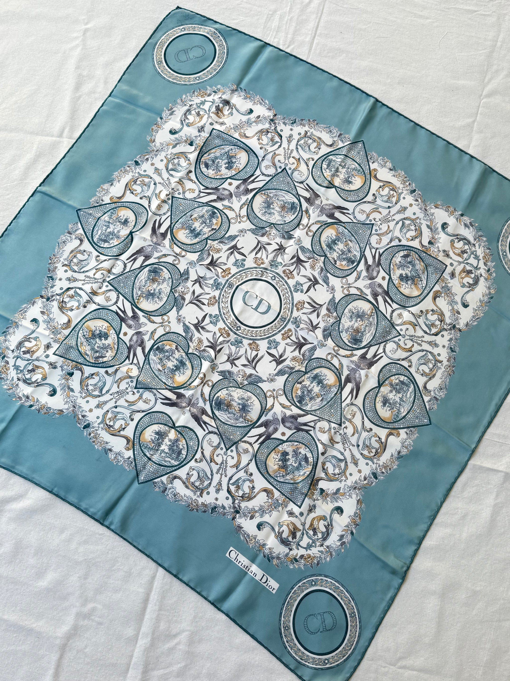 Foulard Christian Dior – Modèle cœurs bleu ciel