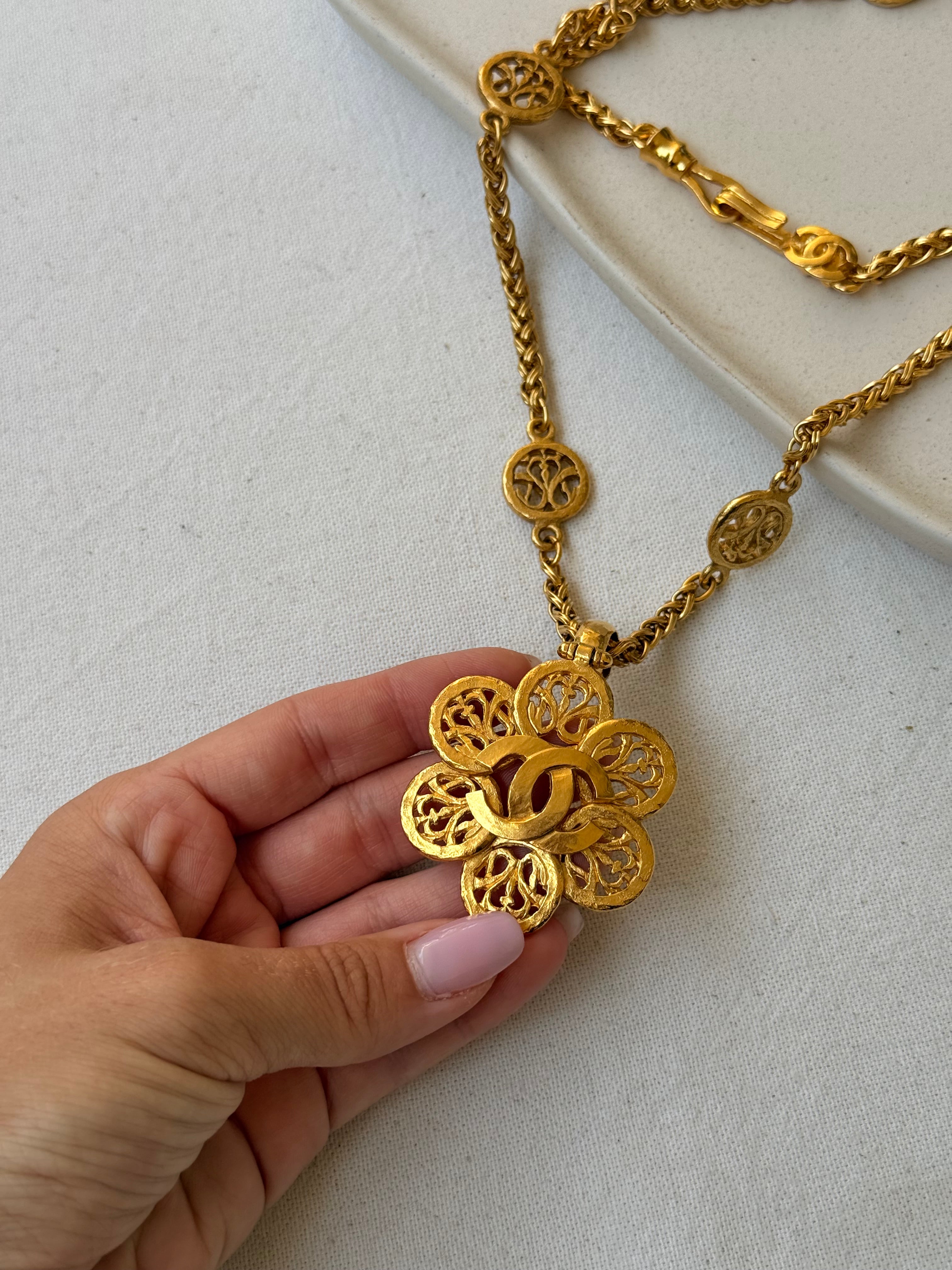 Collier sautoir Chanel - Pendentif fleur ajourée et logo CC