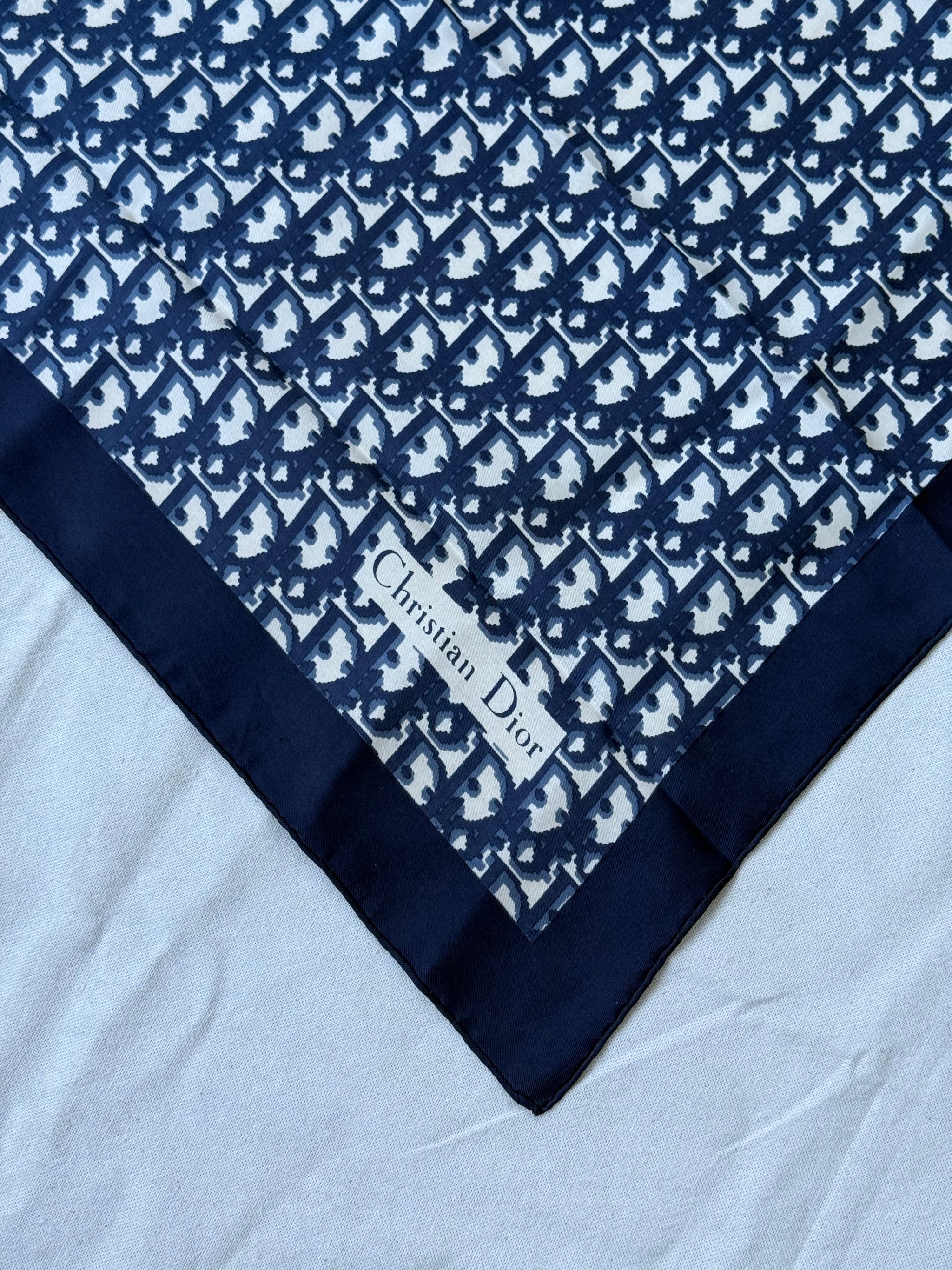 Foulard Christian Dior – Modèle monogramme bleu