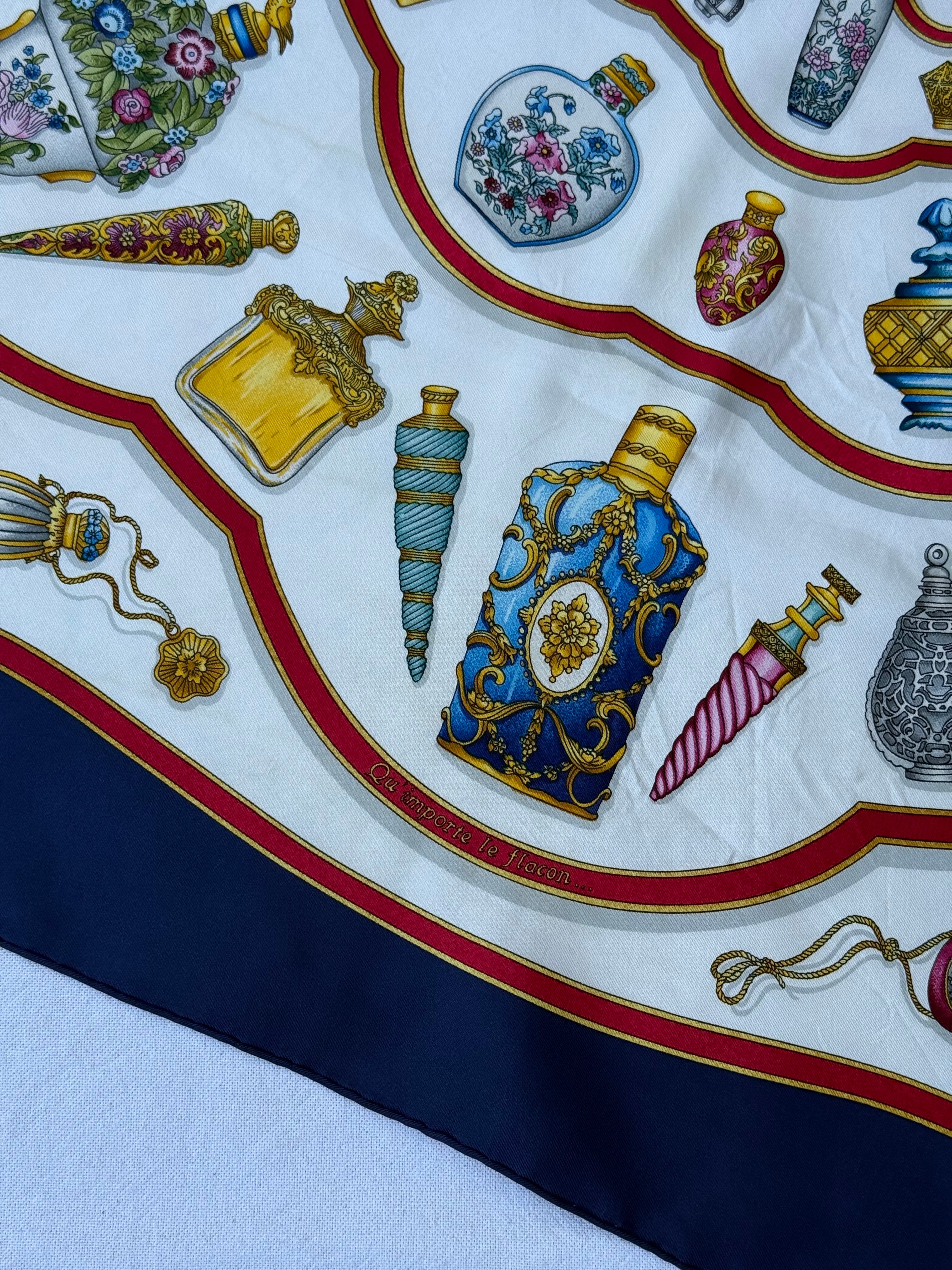 Foulard Hermès – Modèle Flacons