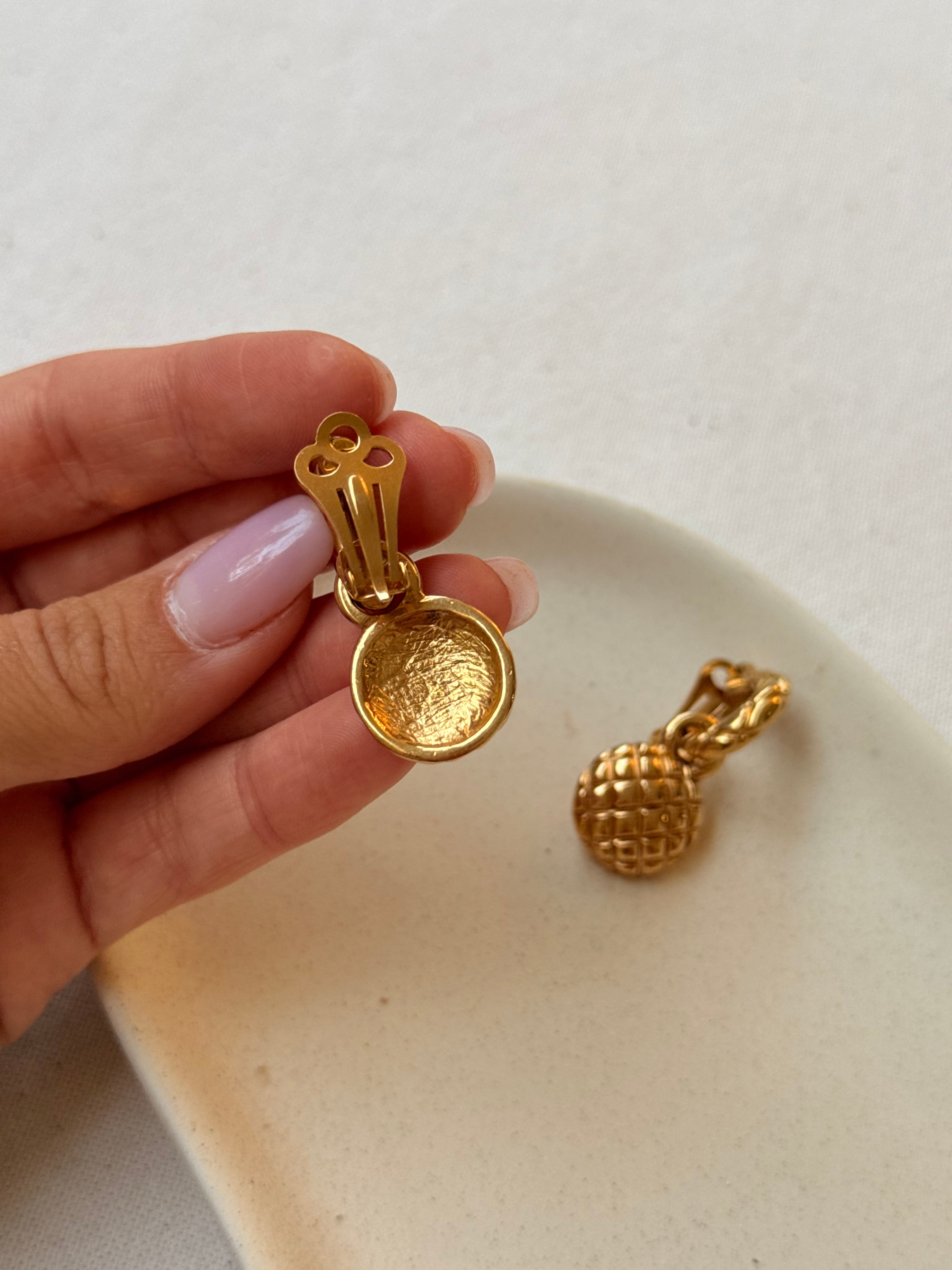 Boucles d’oreilles vintage - Pendantes matelassées dorées