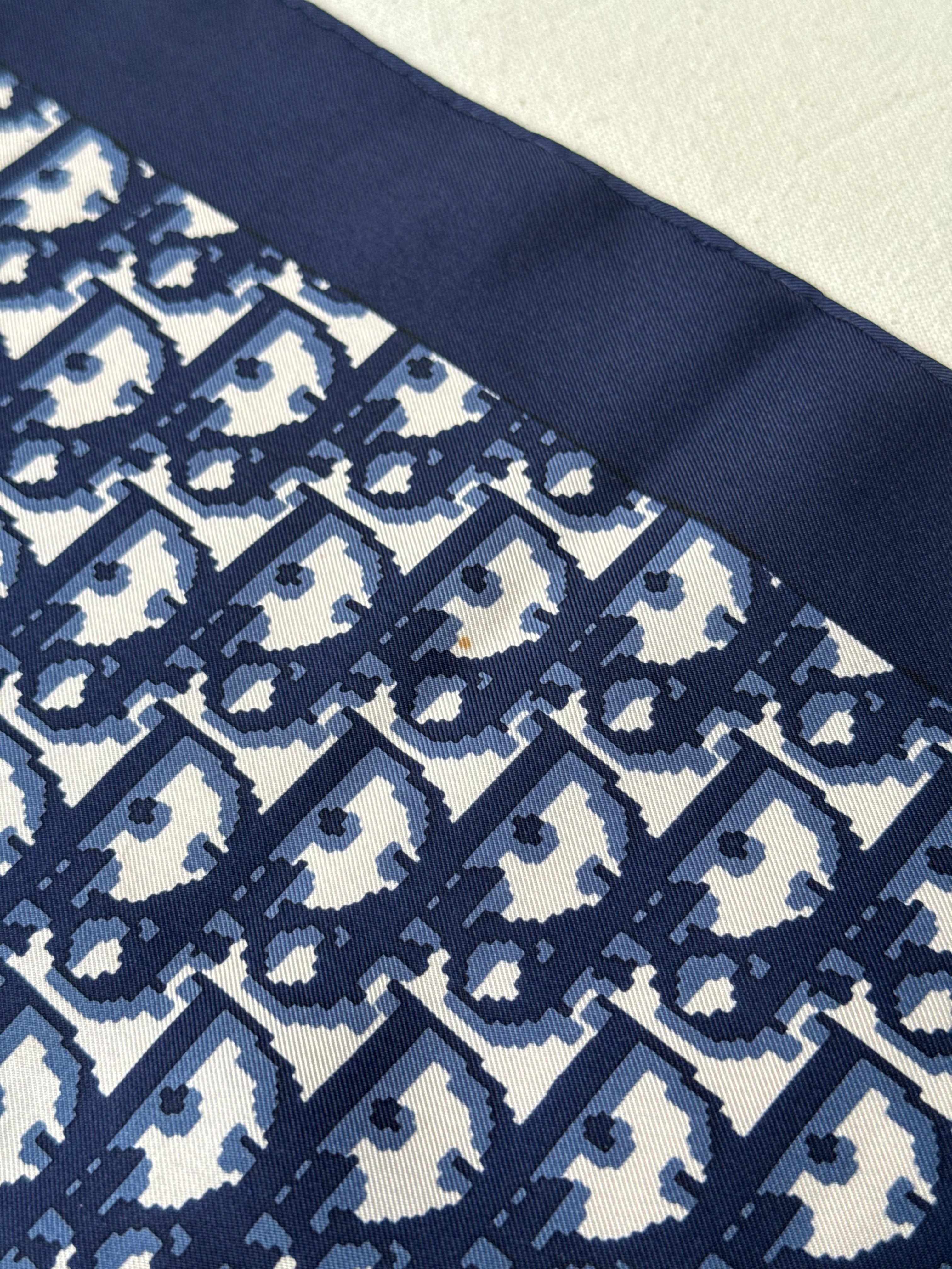 Foulard Christian Dior – Modèle monogramme bleu