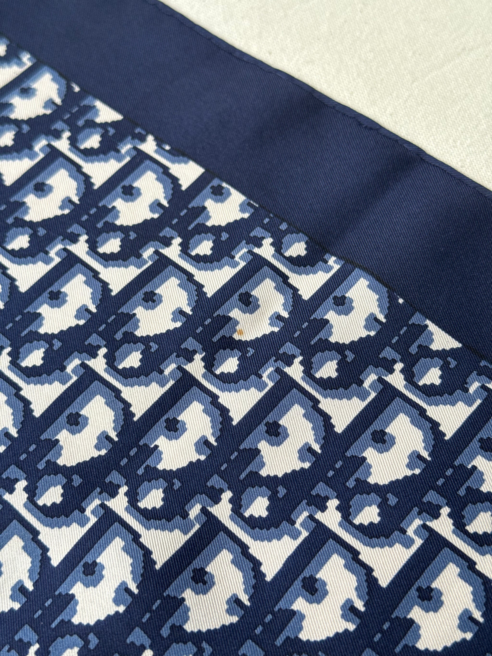 Foulard Christian Dior – Modèle monogramme bleu