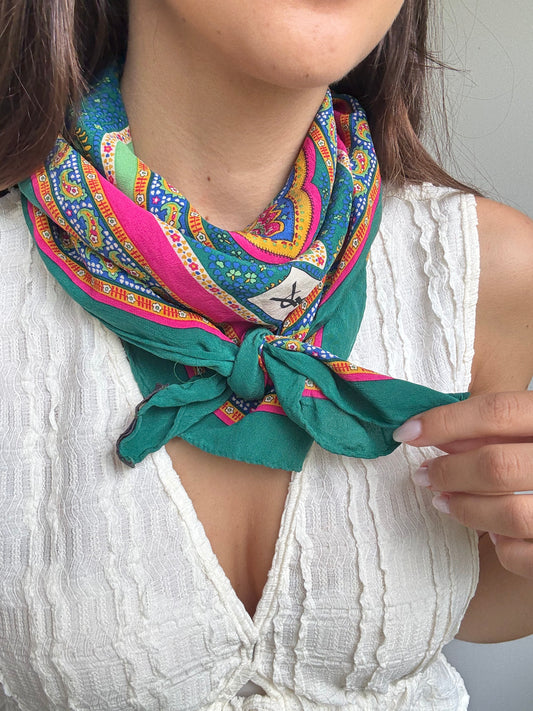Foulard Yves Saint Laurent – Motif oriental vert et fuchsia