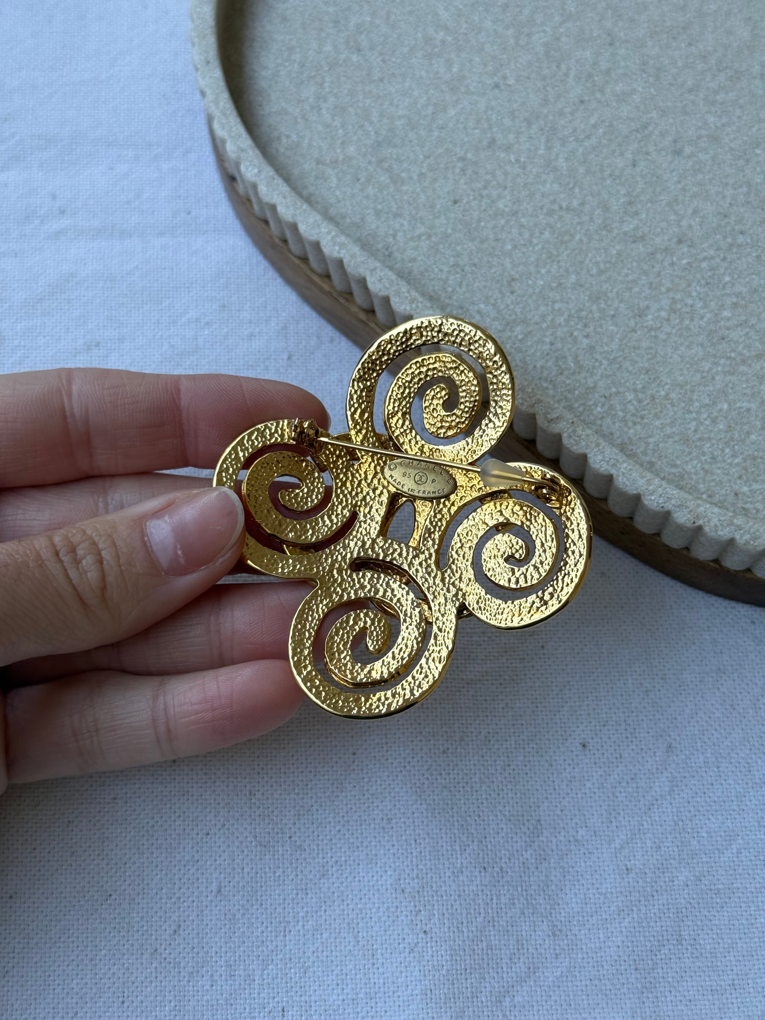 Broche Chanel vintage - Spirale dorée et CC
