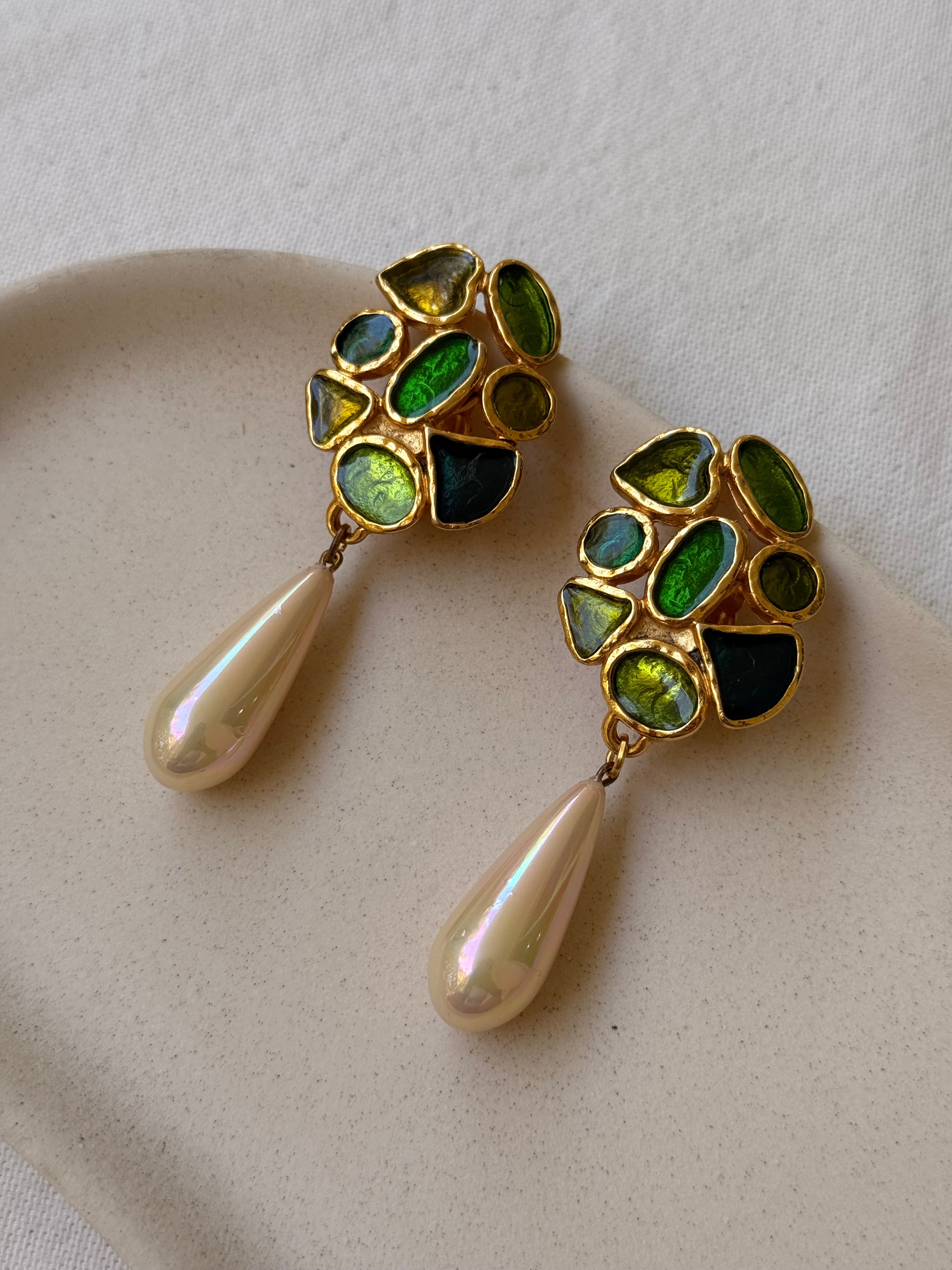 Boucles d’oreilles Édouard Rambaud vintage - Pendantes émail vert et perles nacrées