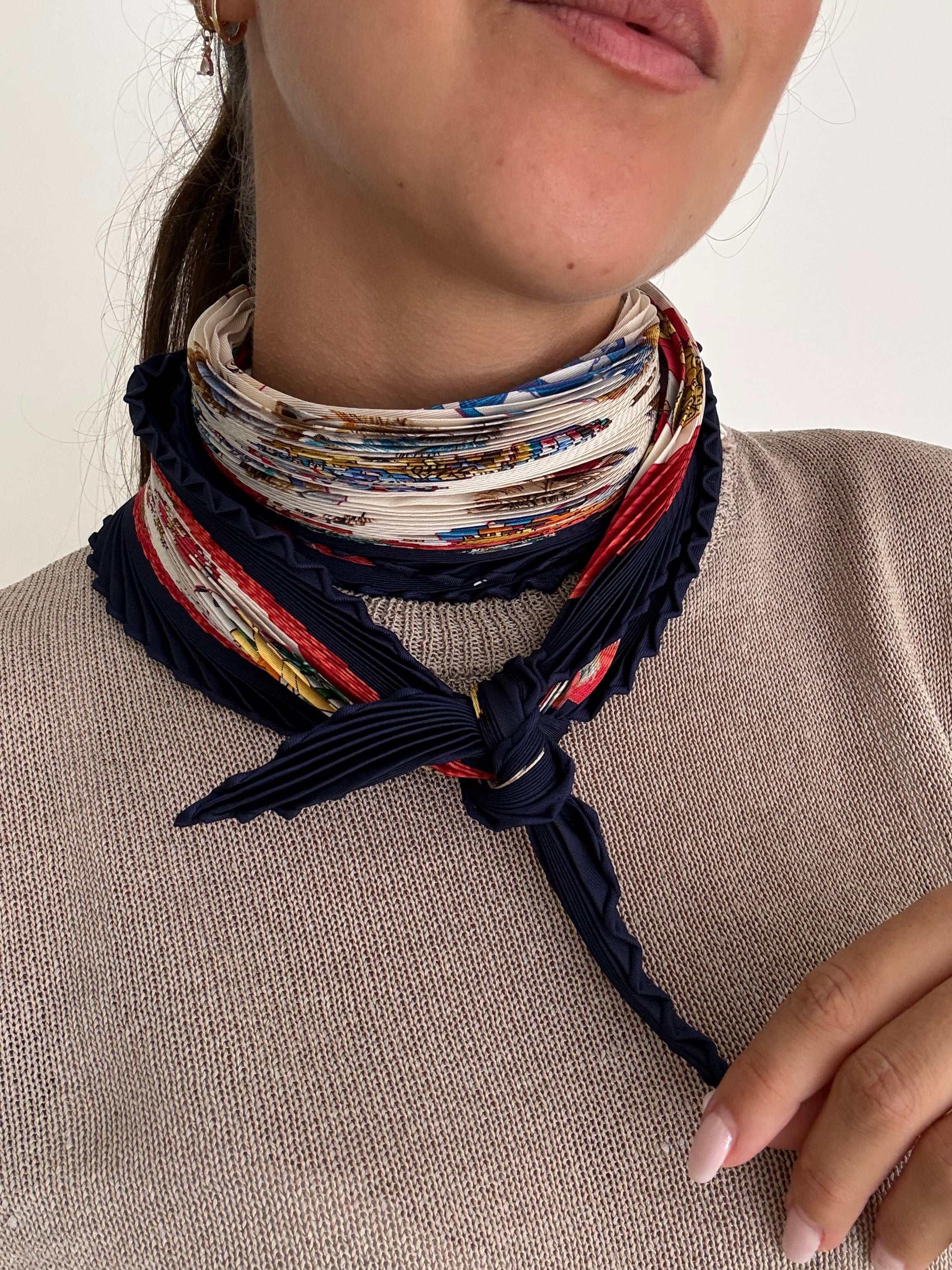 Foulard Hermès plissé – Modèle Couvée d’Hermès
