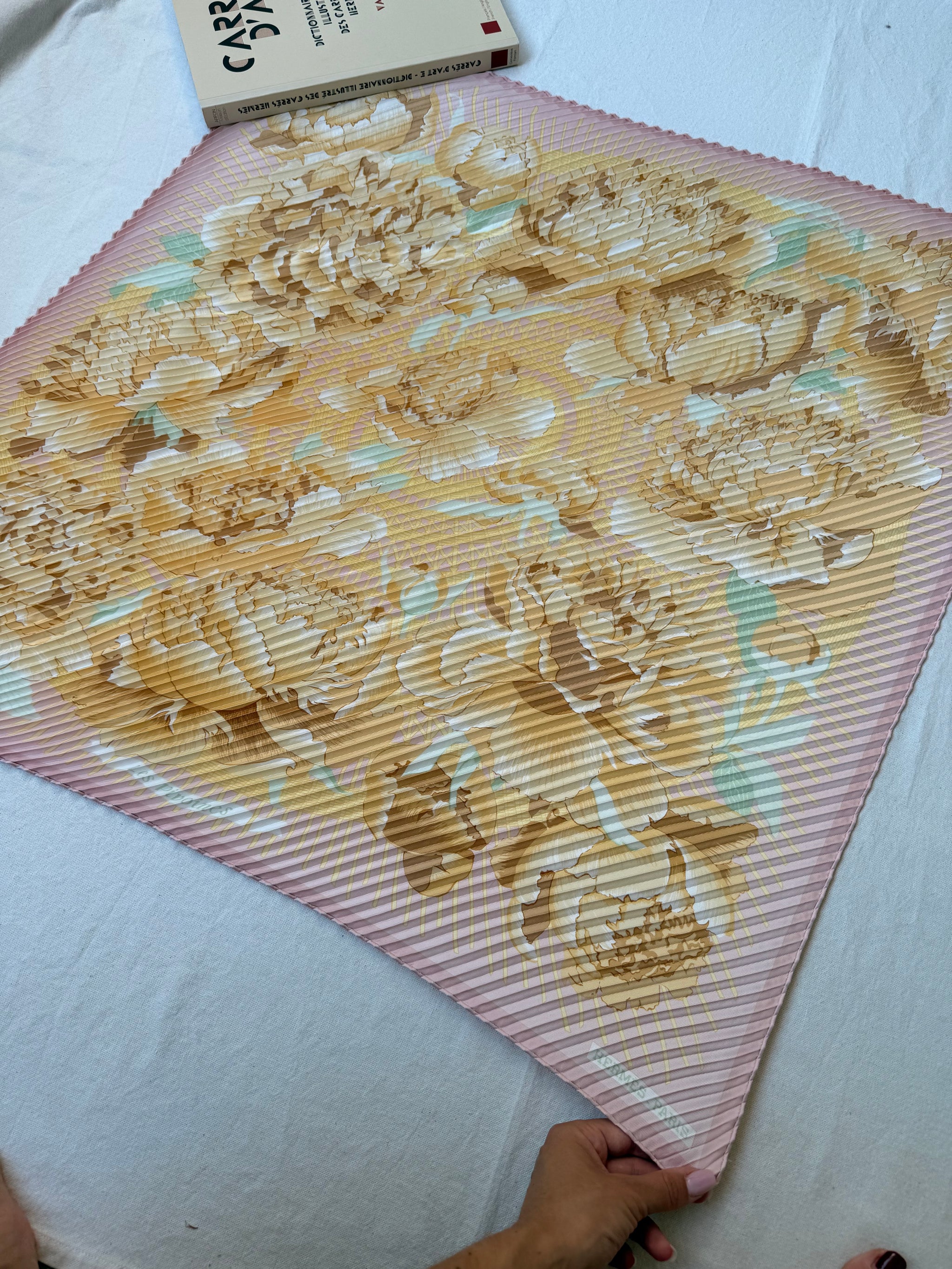 Foulard Hermès plissé – Modèle Les Pivoines