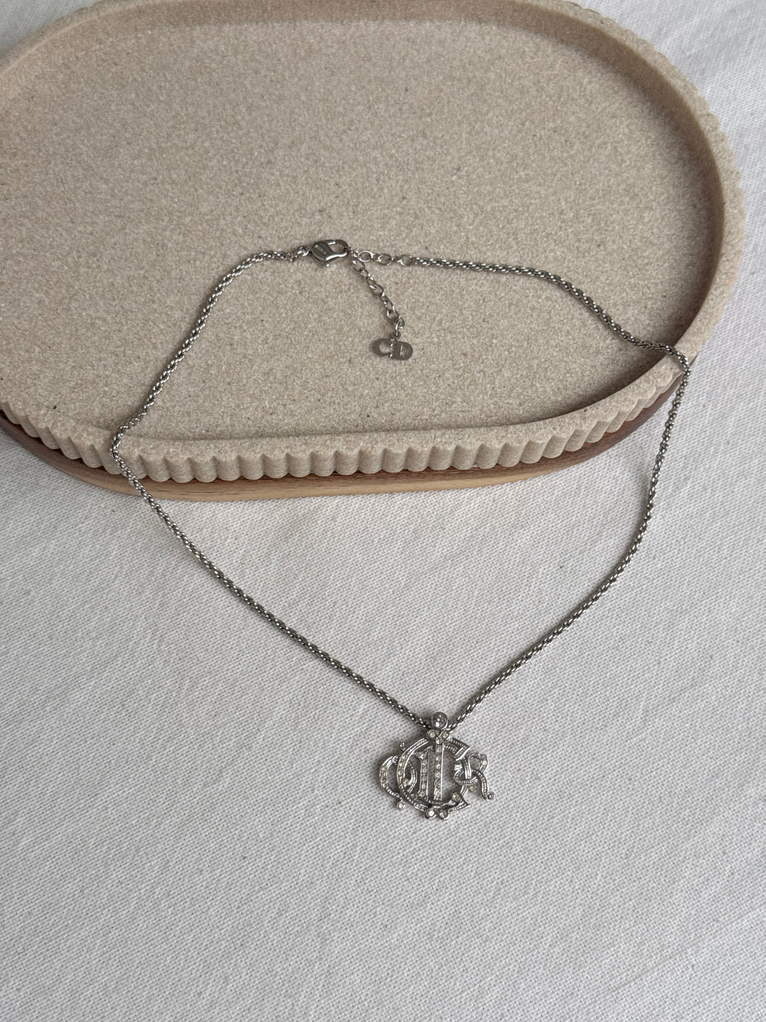 Collier Christian Dior vintage - Médaillon inscription Dior argenté