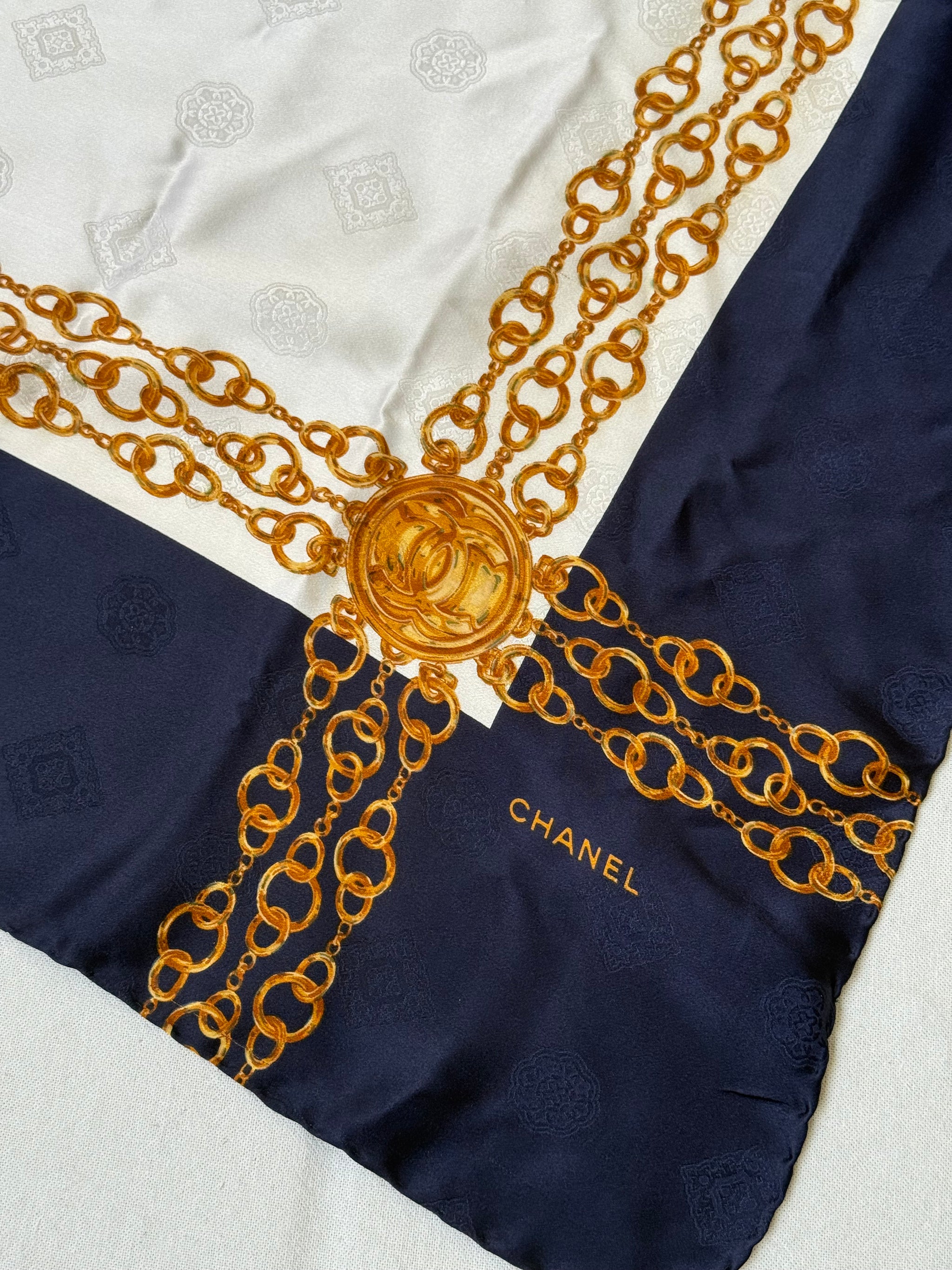 Foulard Chanel - Modèle bleu marine et blanc