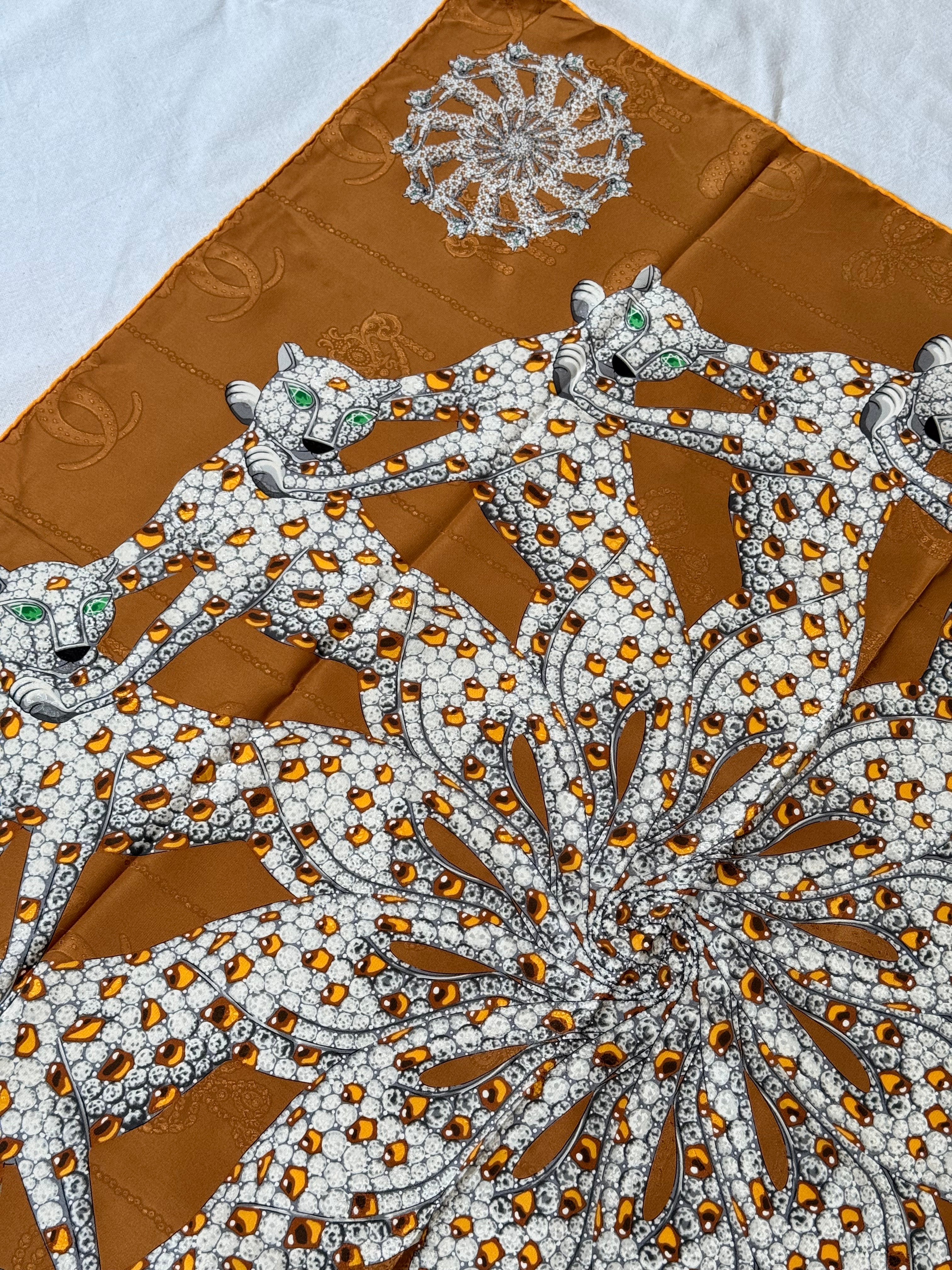 Foulard Cartier – Motif panthère et bijouterie camel