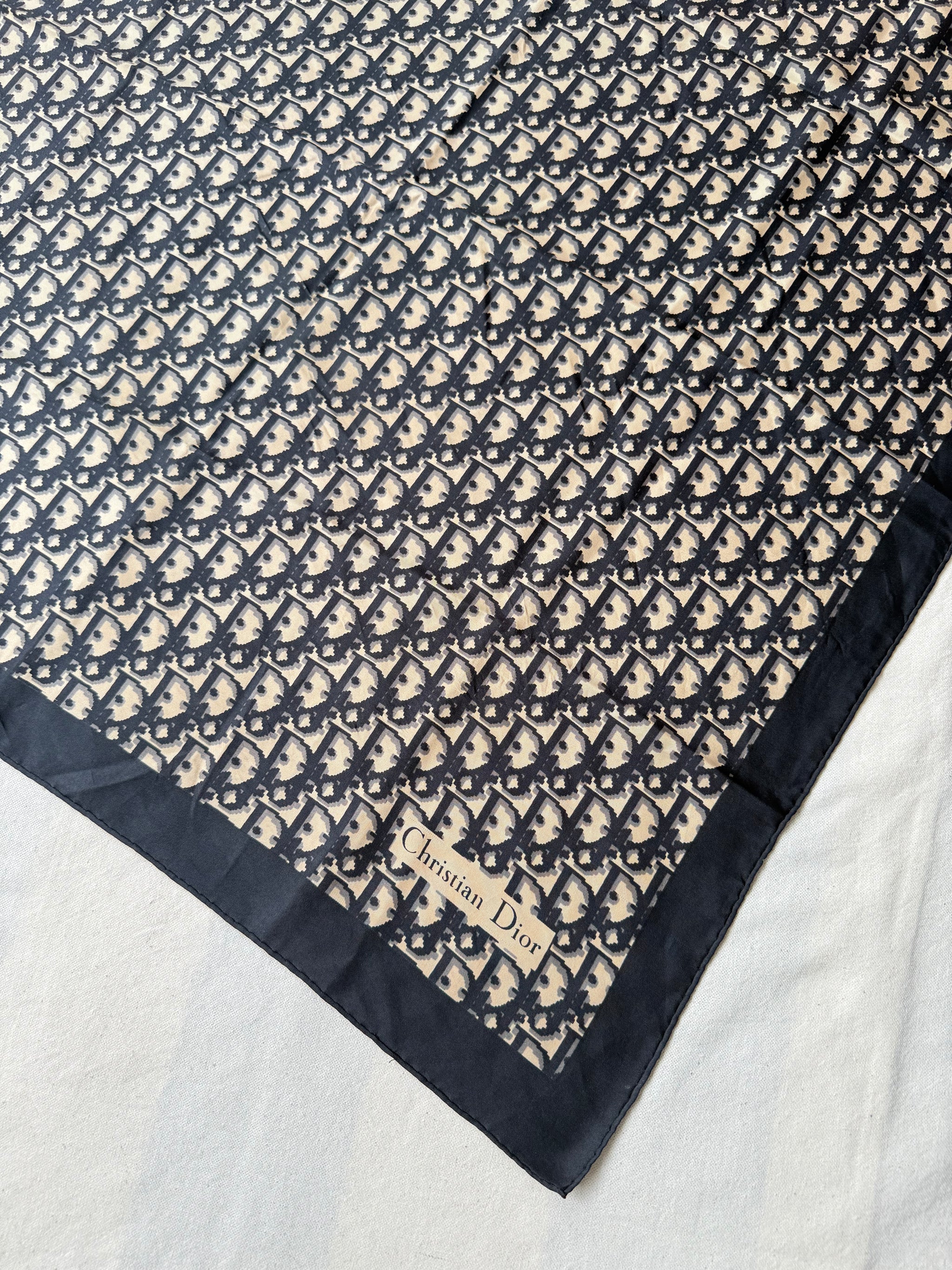 Foulard Christian Dior – Modèle monogramme noir