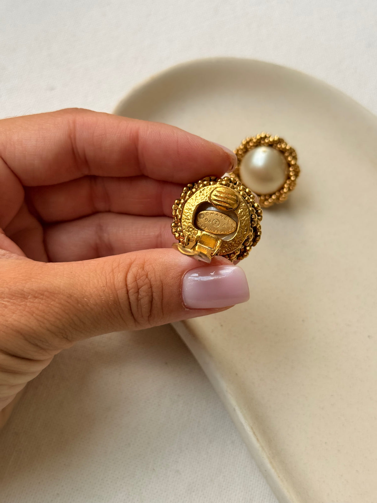 Boucles d’oreilles vintage Chanel - Perles fantaisies et bordure texturée