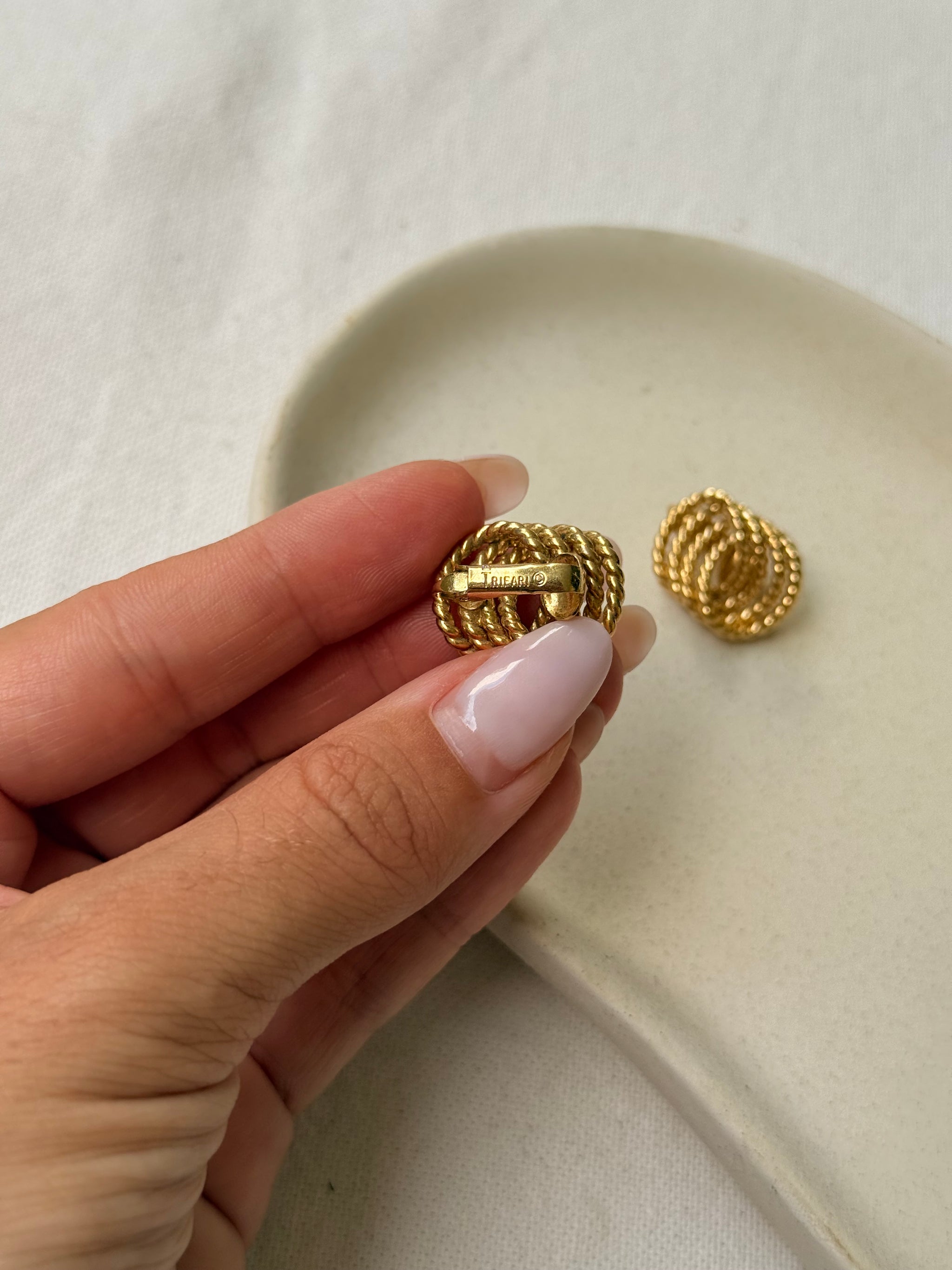 Boucles d'oreilles Trifari vintage - Motif entrelacé doré