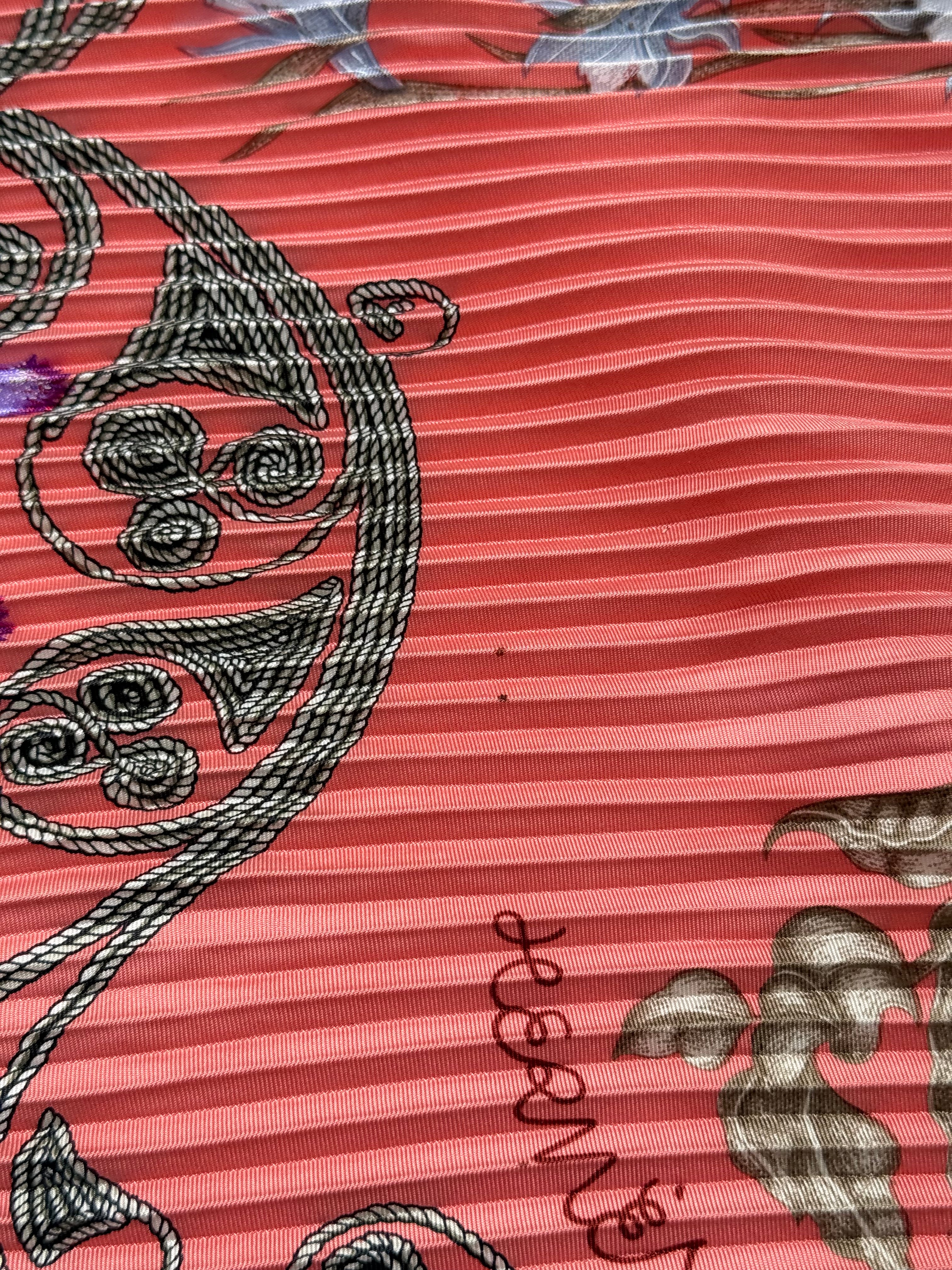 Foulard Hermès plissé – Modèle Arabesques