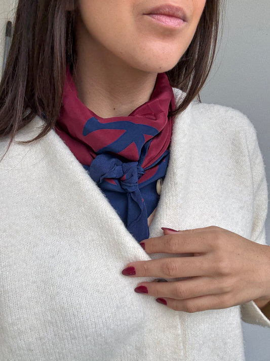 Foulard Cartier – Modèle rouge et bleu marine