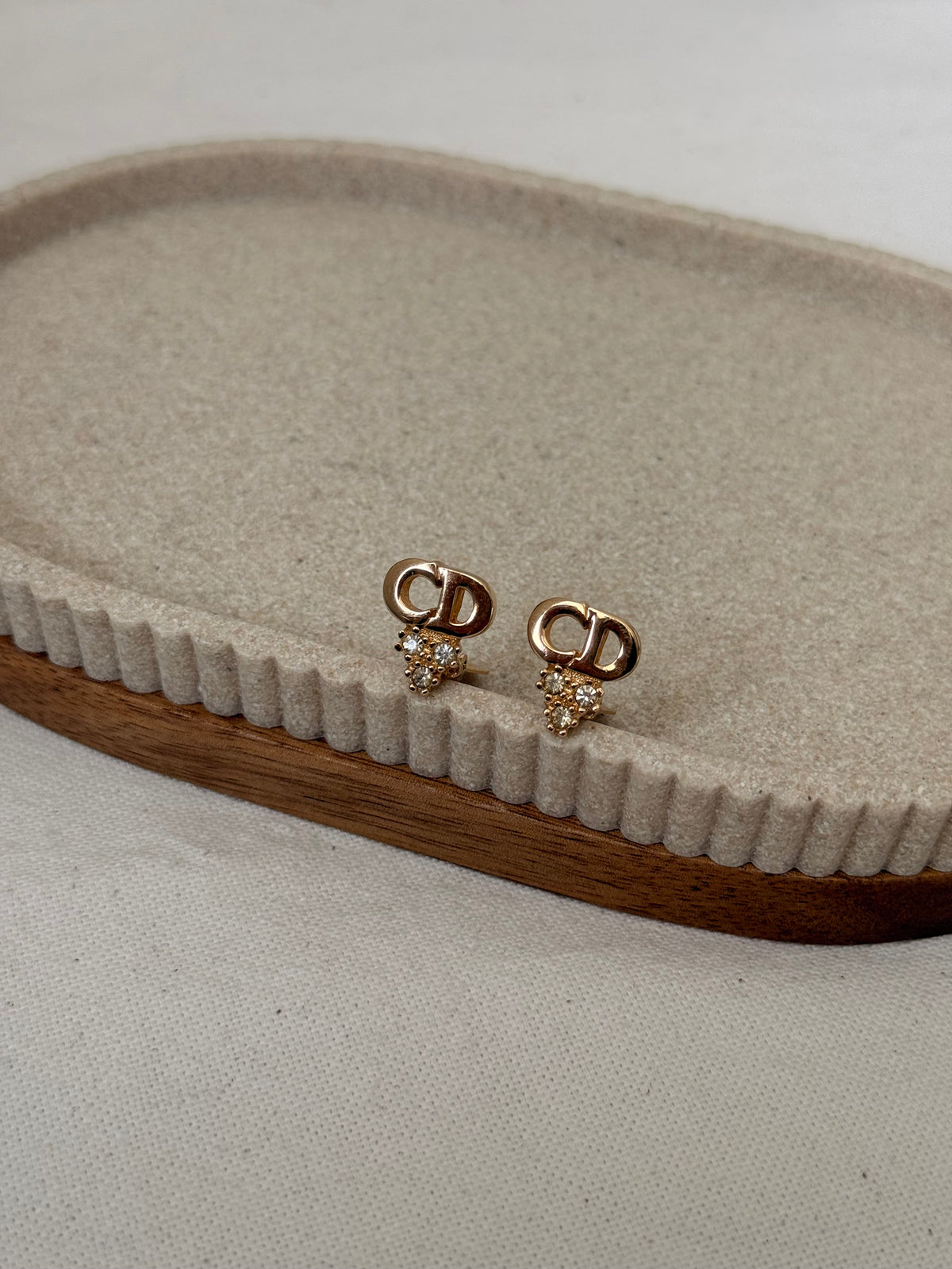 Boucles d’oreilles Christian Dior vintage - Logo CD doré et strass
