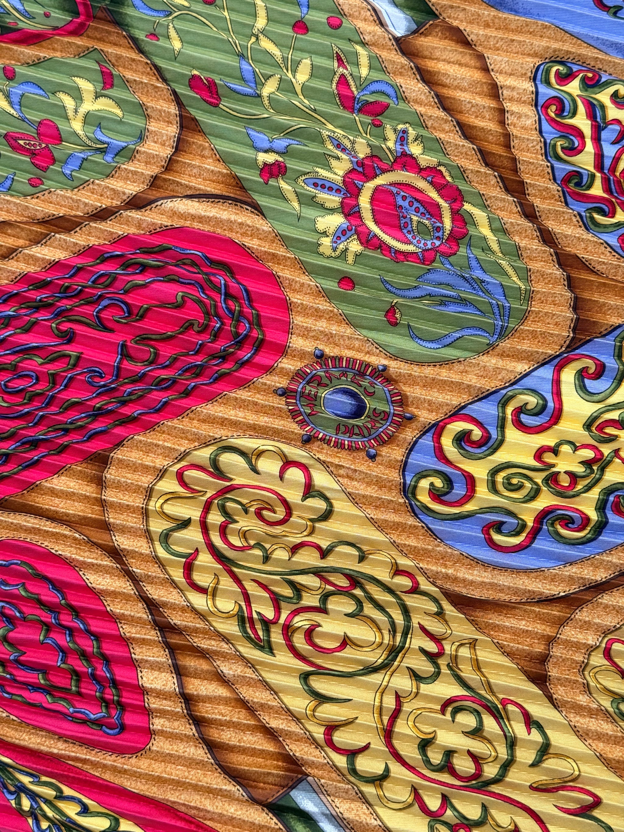 Foulard Hermès plissé – Modèle Festival