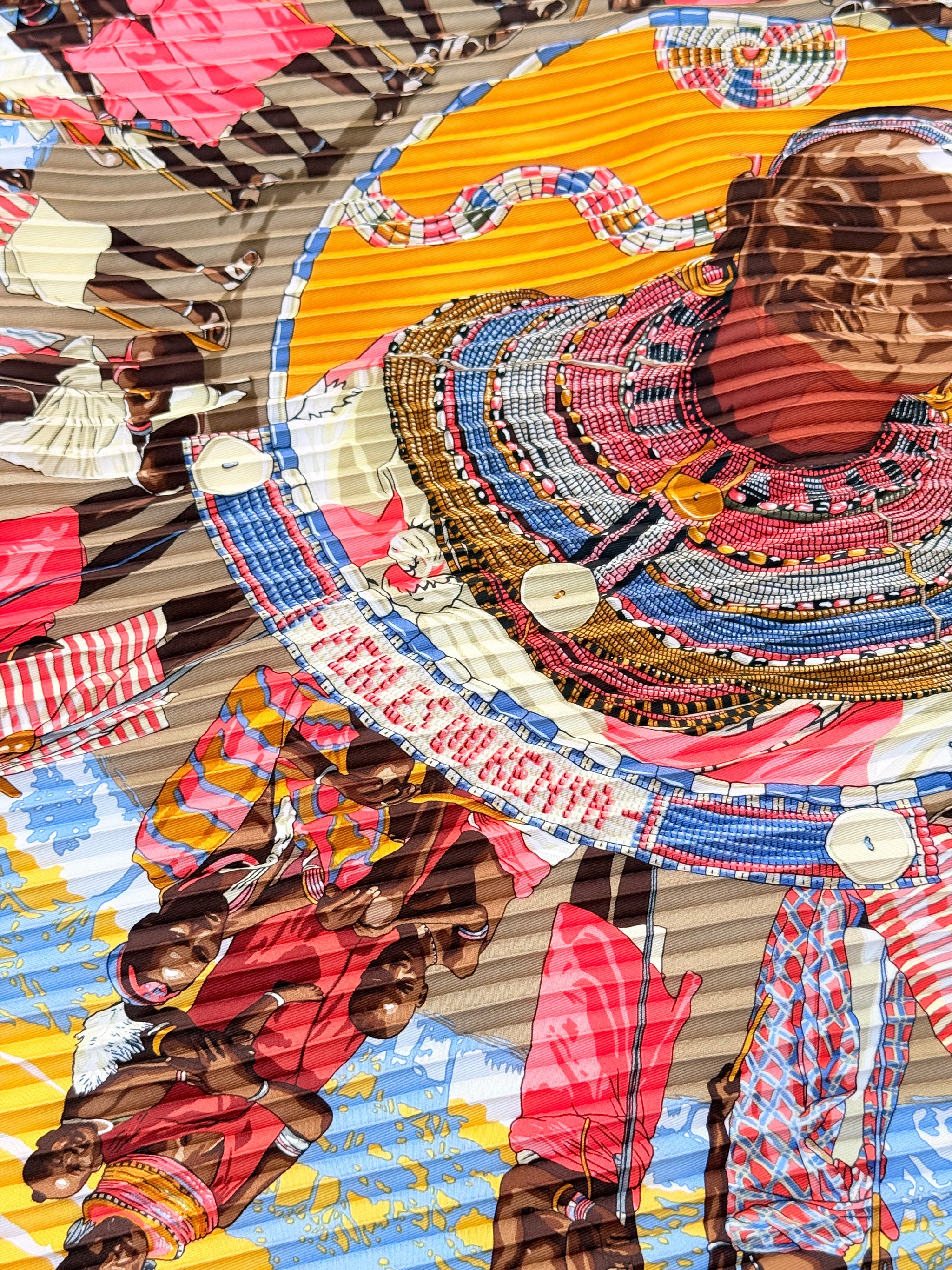 Foulard Hermès plissé – Modèle Perles du Kenya