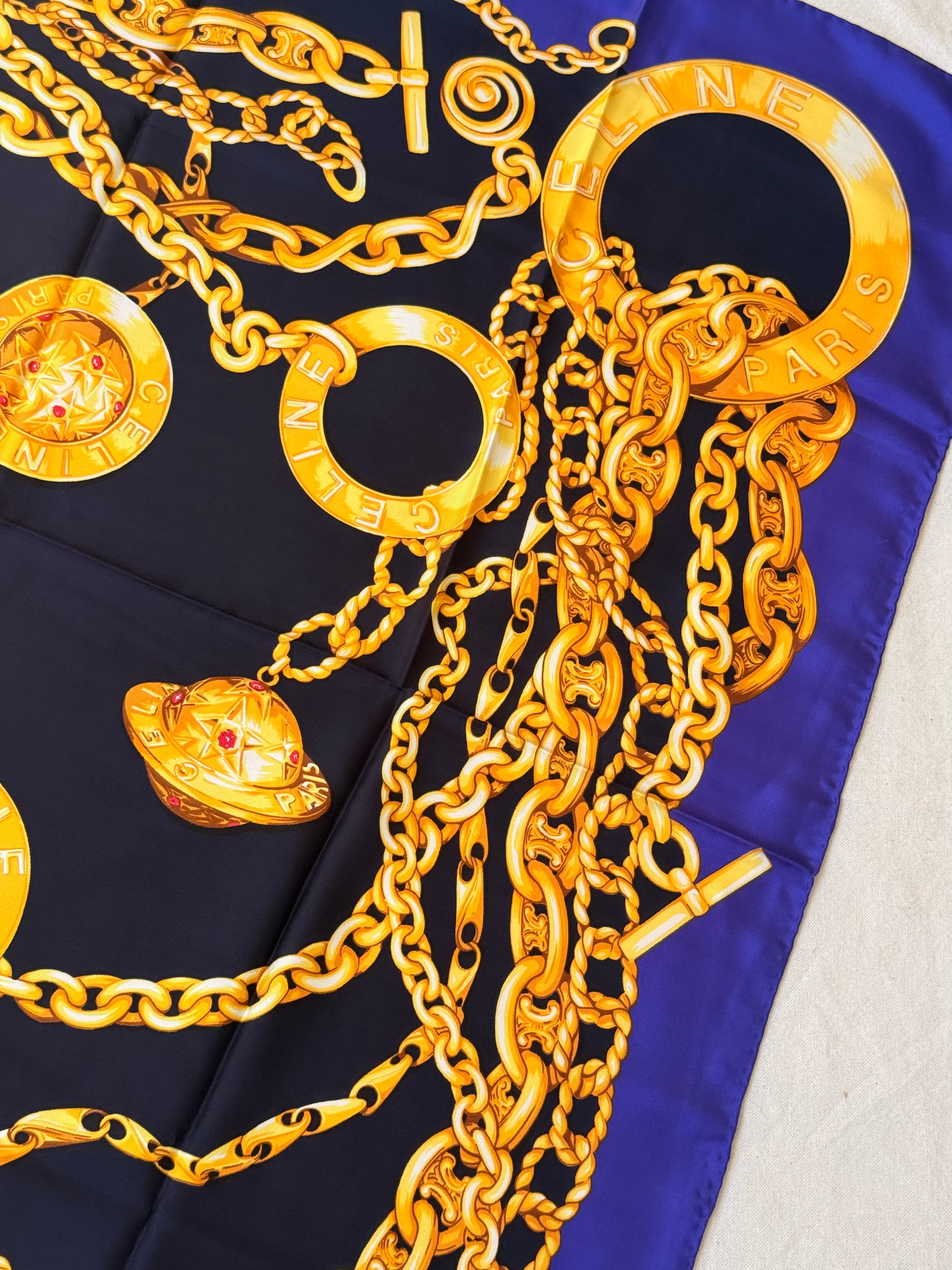 Foulard Céline – Chaînes et médaillons dorés