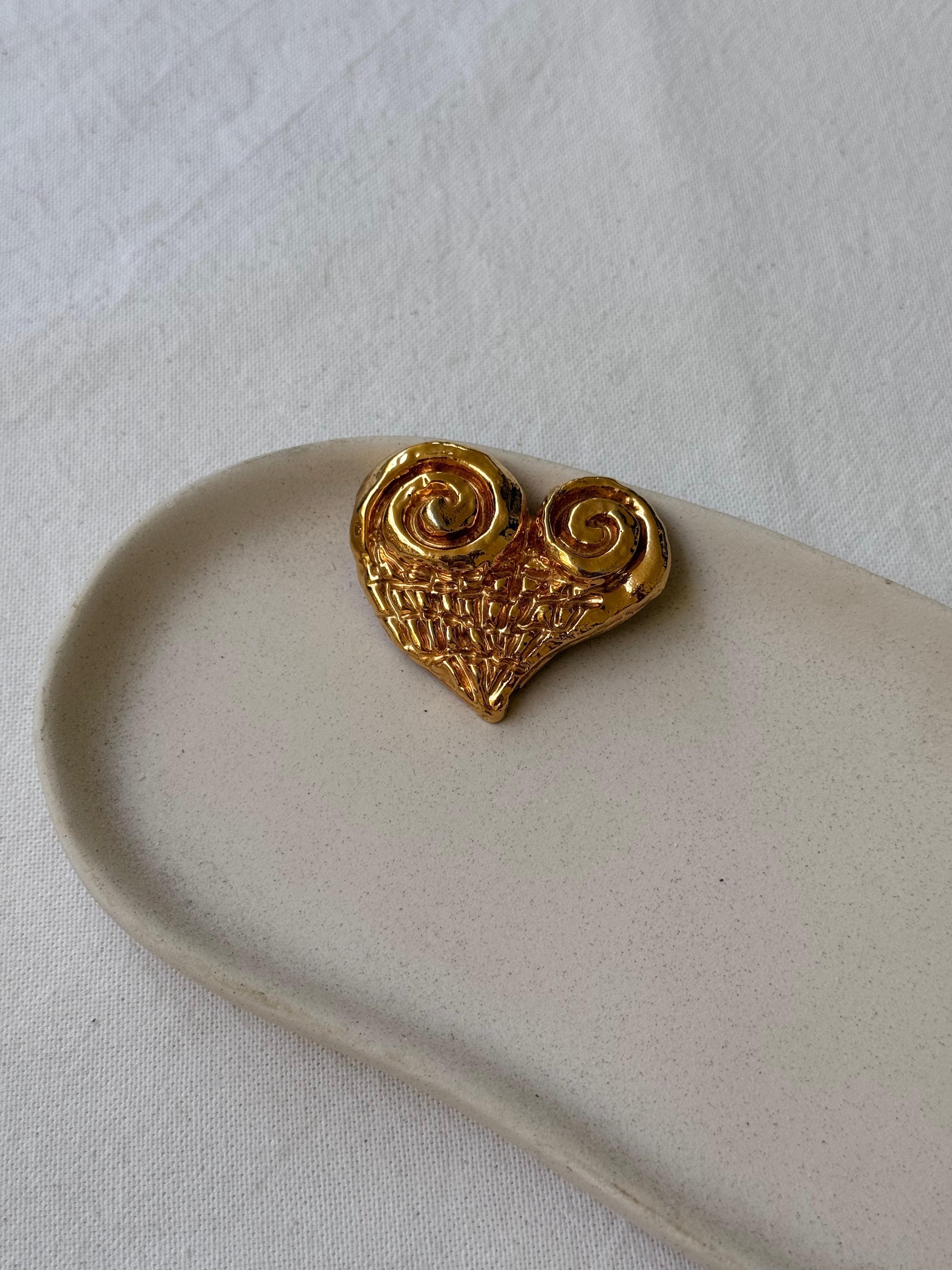 Broche vintage - Cœur texturé en résine