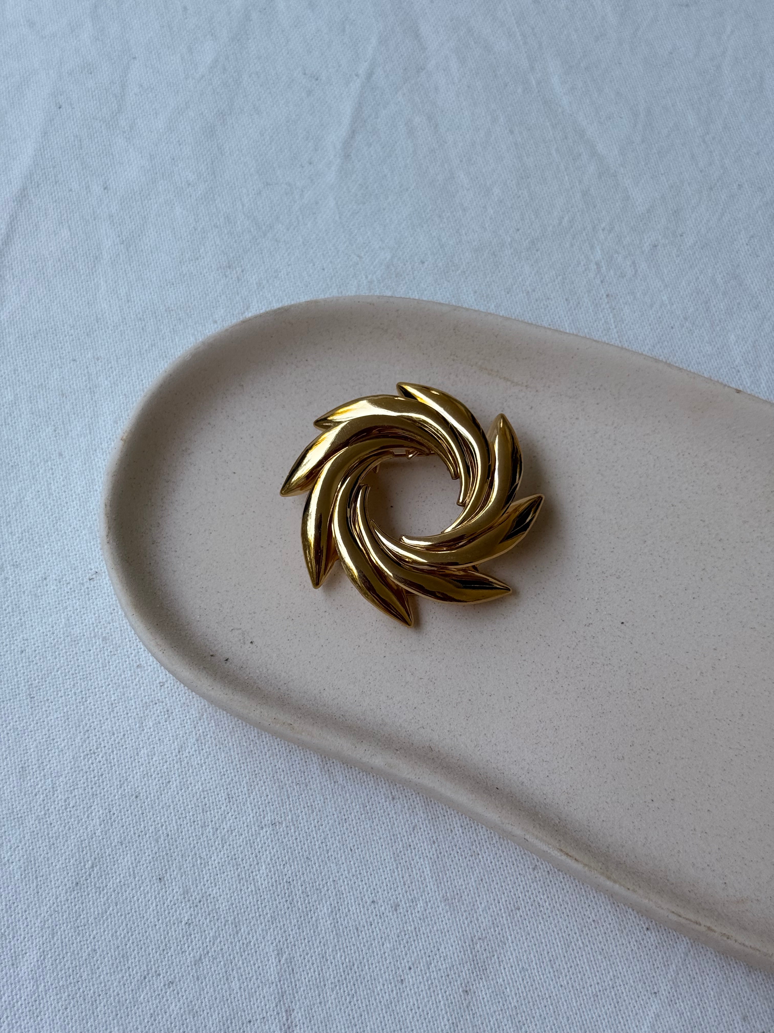 Broche vintage - Motif tourbillon doré