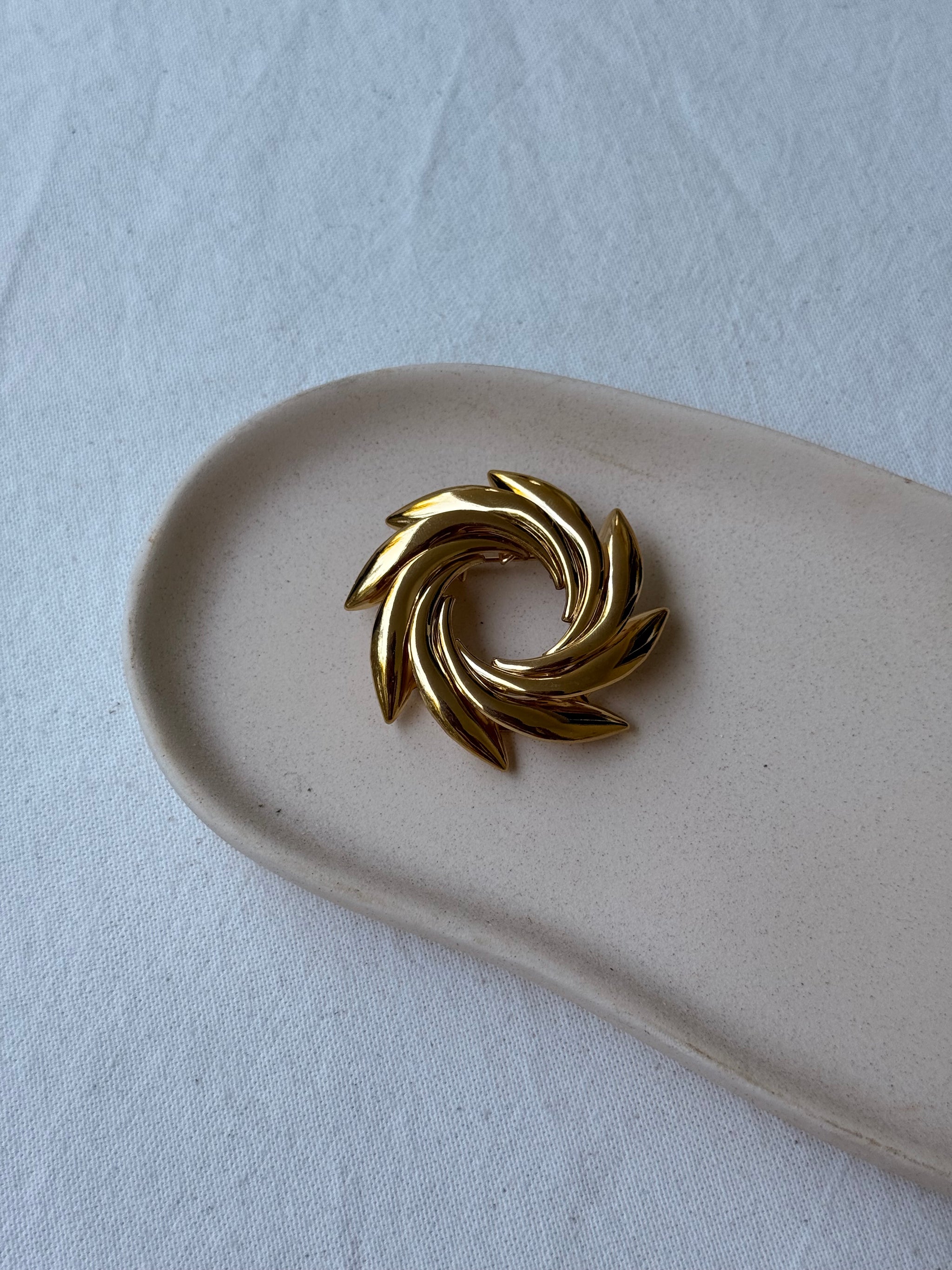 Broche vintage - Motif tourbillon doré