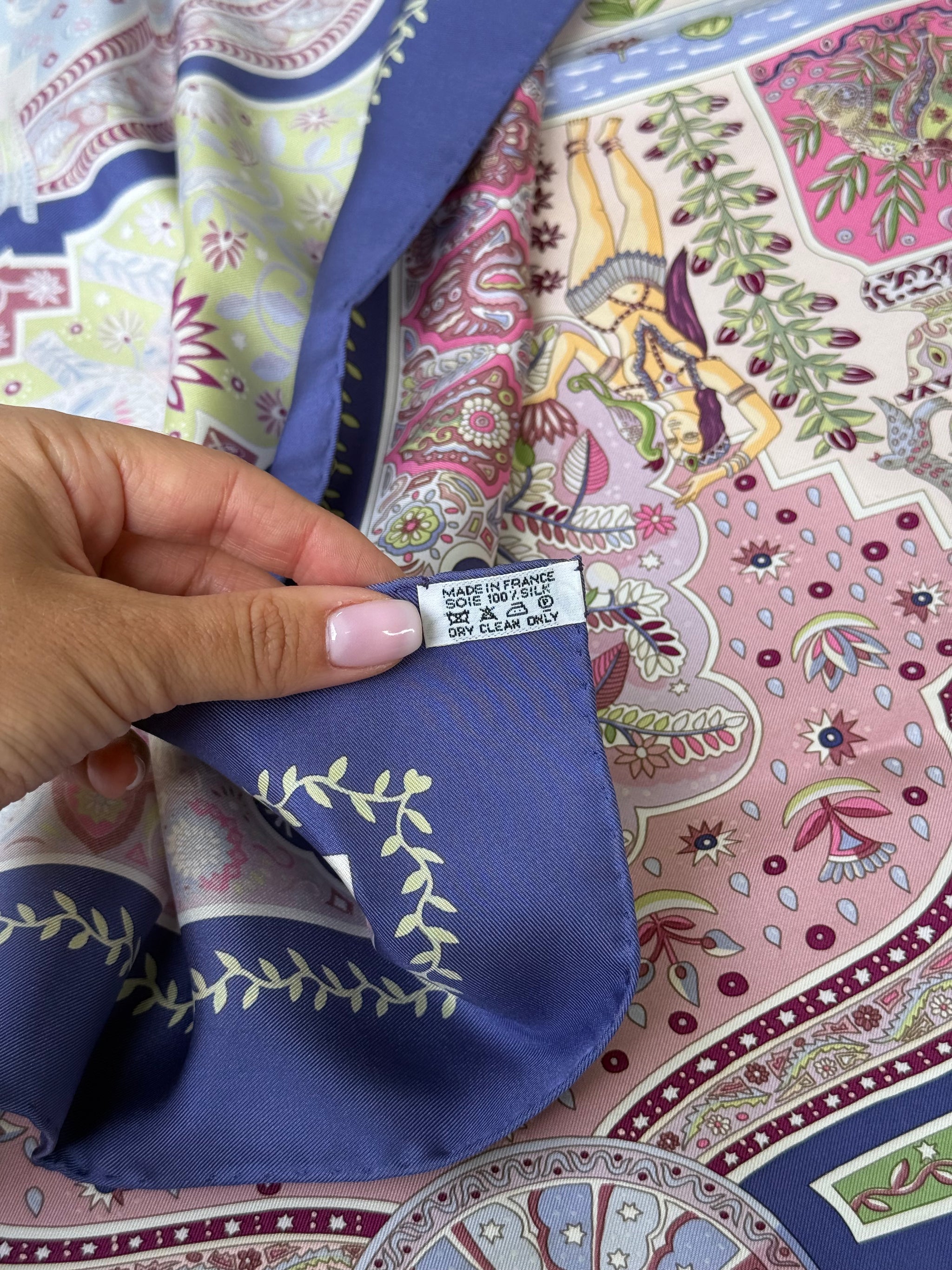 Foulard Hermès – Modèle Aux Portes du Palais